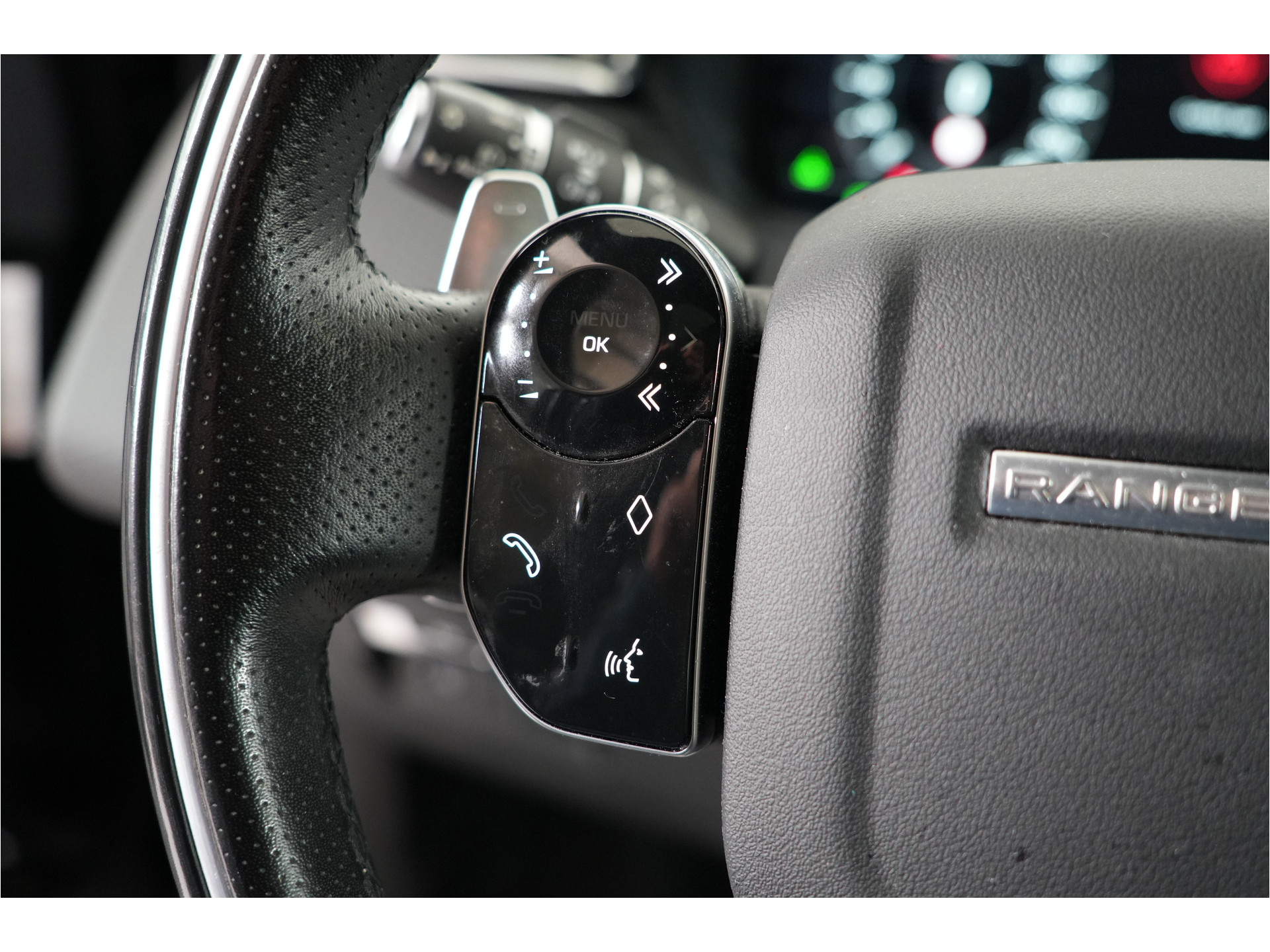 Land Rover Range Rover Velar 2.0 I4 Turbo 300 pk AWD R-Dynamic SE | Pano | Trekhaak | El. Stl. verst. | Massage | Leder | Inparkeer |e | Stl. verw. |
