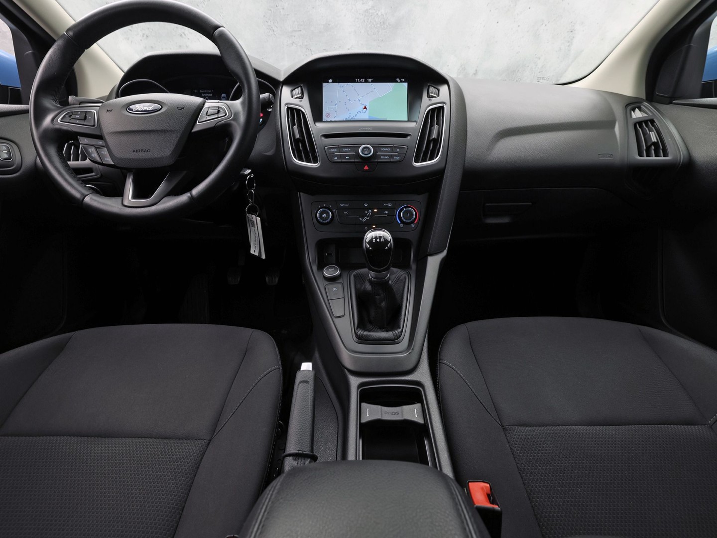Ford Focus 1.0 Sport (NAVIGATIE, LM VELGEN, PARKEERSENSOREN, TREKHAAK, SPORTSTOELEN, CRUISE, NIEUWSTAAT)