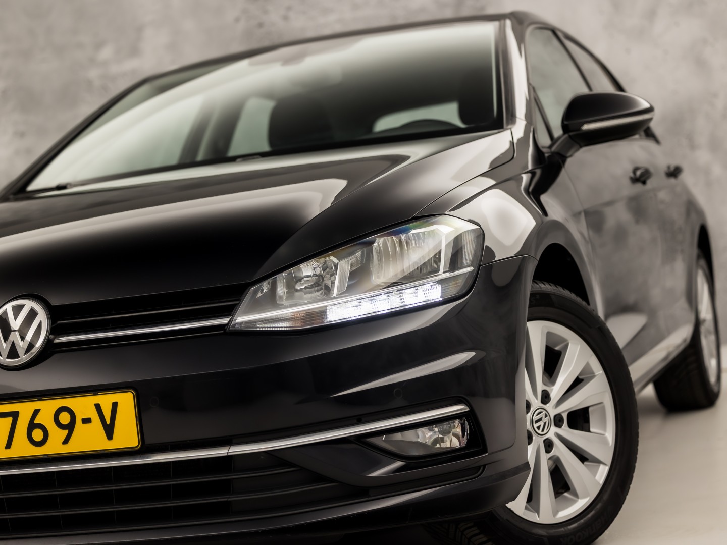 Volkswagen Golf 1.0 TSI Sportline (APPLE CARPLAY, GROOT NAVI, ALCANTARA, DYNAMISCHE KNIPPERLICHTEN, SPORTSTOELEN, STOELVERWARMING, ADAPTIVE CRUISE, PARKEERSENSOREN, NIEUWSTAAT)