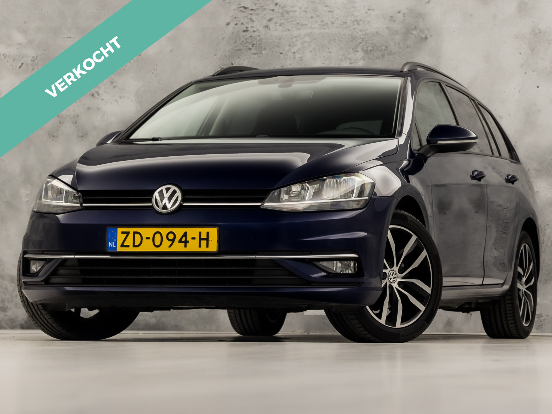 Volkswagen Golf Variant 1.0 TSI Sportline 116Pk Automaat (GROOT NAVI, APPLE CARPLAY, CLIMATE, ADAPTIVE CRUISE, PARKEERSENSOREN, LM VELGEN, NIEUWE APK, NIEUWSTAAT)