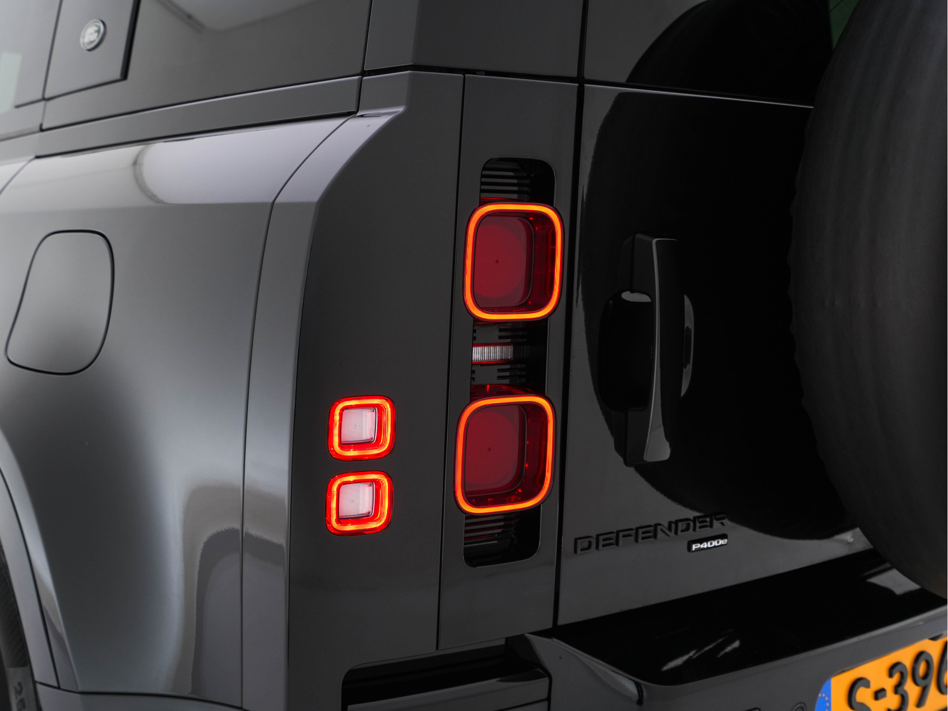 Land Rover Defender 110 2.0 P400e 110 XS Edition (Plug-in) (INCL.BTW) *PANO | LUXURY-LEATHER | FULL-LED | MERIDIAN-SOUND | BLIND-SPOT | TOP-VIEW | AIR-SUSPENSION | CCS-FASTLOADER | HEATED-COMFORTSEATS | KEYLESS | CARPLAY | LANE-ASISSIT | DAB+ | 20''A