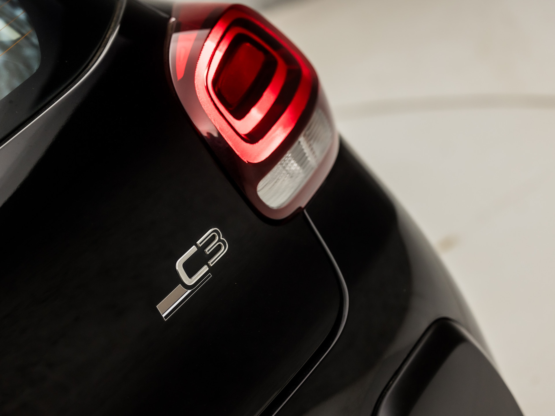 Citroën C3 1.2 PureTech S&S Origins (APPLE CARPLAY, NAVIGATIE, 360 CAMERA, LANE ASSIST, SPORTSTOELEN, LM VELGEN, PARKEERSENSOREN, CRUISE, NIEUWE APK, NIEUWSTAAT)