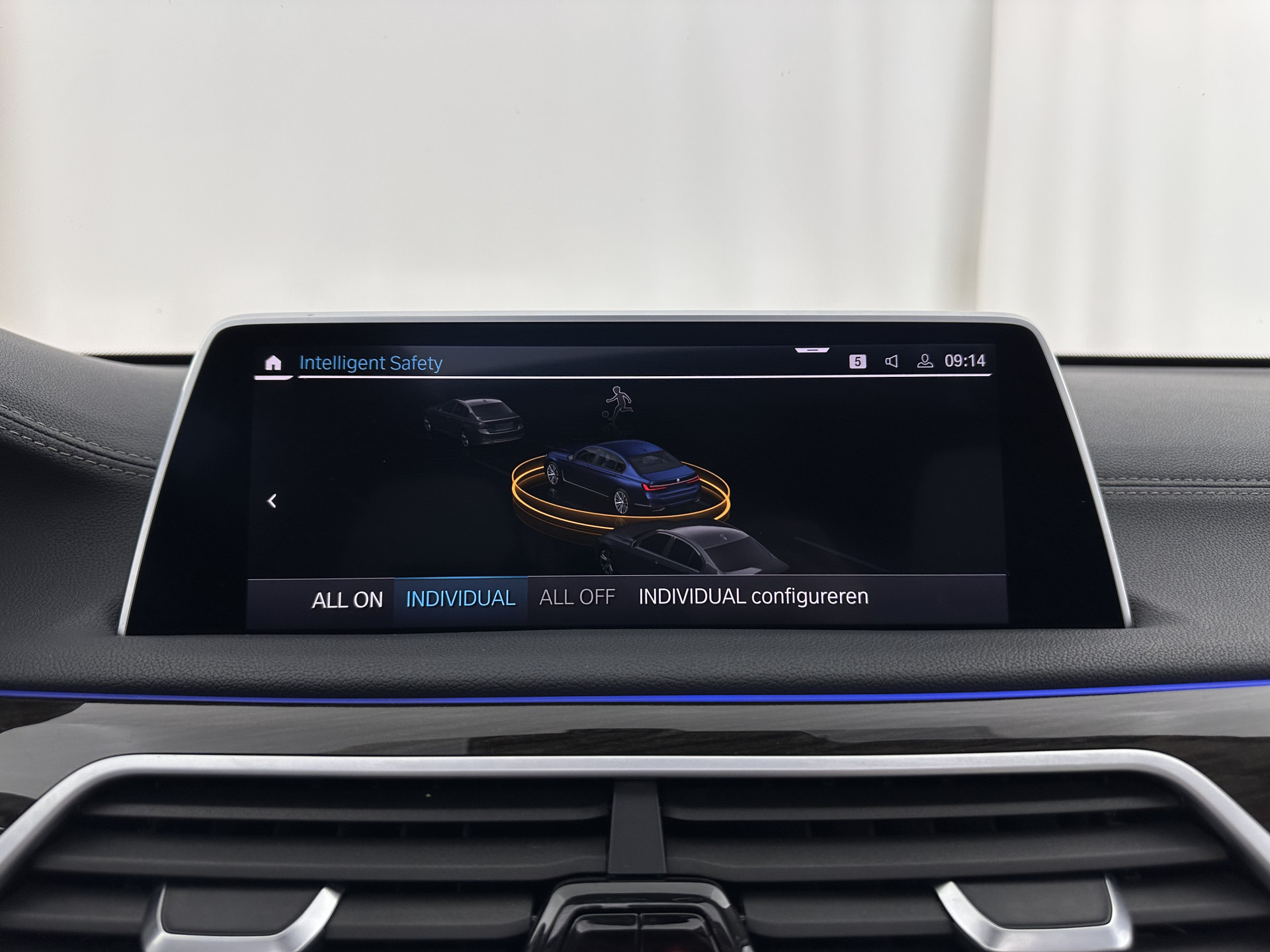 BMW 7-serie 745Le (Plug-in) (INCL-BTW) *PANO | LEATHER | FULL-LED | HEAD-UP | BLINDSPOT | MEMORY-PACK | DIGI-COCKPIT | KEYLESS | DAB+ | CAMERA | HEATED-COMFORTSEATS | AMBIENTLIGHT | CARPLAY | SHIFTPADDLES | 18''ALU*