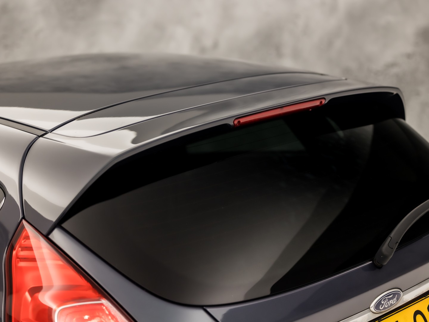 Ford Fiesta 1.0 EcoBoost Titanium Sport 101Pk (NAVIGATIE, 1e EIGENAAR, CLIMATE, STOELVERWARMING, SPORTSTOELEN, GETINT GLAS, CRUISE, PARKEERSENSOREN, TREKHAAK, LM VELGEN, NIEUWSTAAT)