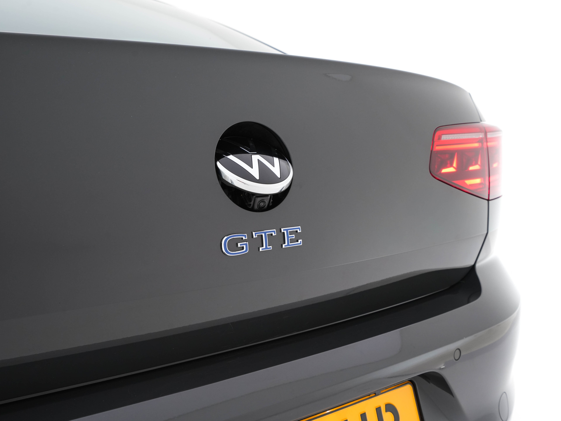 Volkswagen Passat 1.4 TSI GTE Business (Plug-In) (INCL-BTW) Aut. *FULL-LED | DIGI-COCKPIT | ADAPTIVE-CRUISE | NAVI-FULLMAP | KEYLESS | DAB+ | COMFORT-SEATS | SHIFTPADDLES | PRIVACY-GLASS | PDC | CAMERA | CARPLAY | 17''ALU*