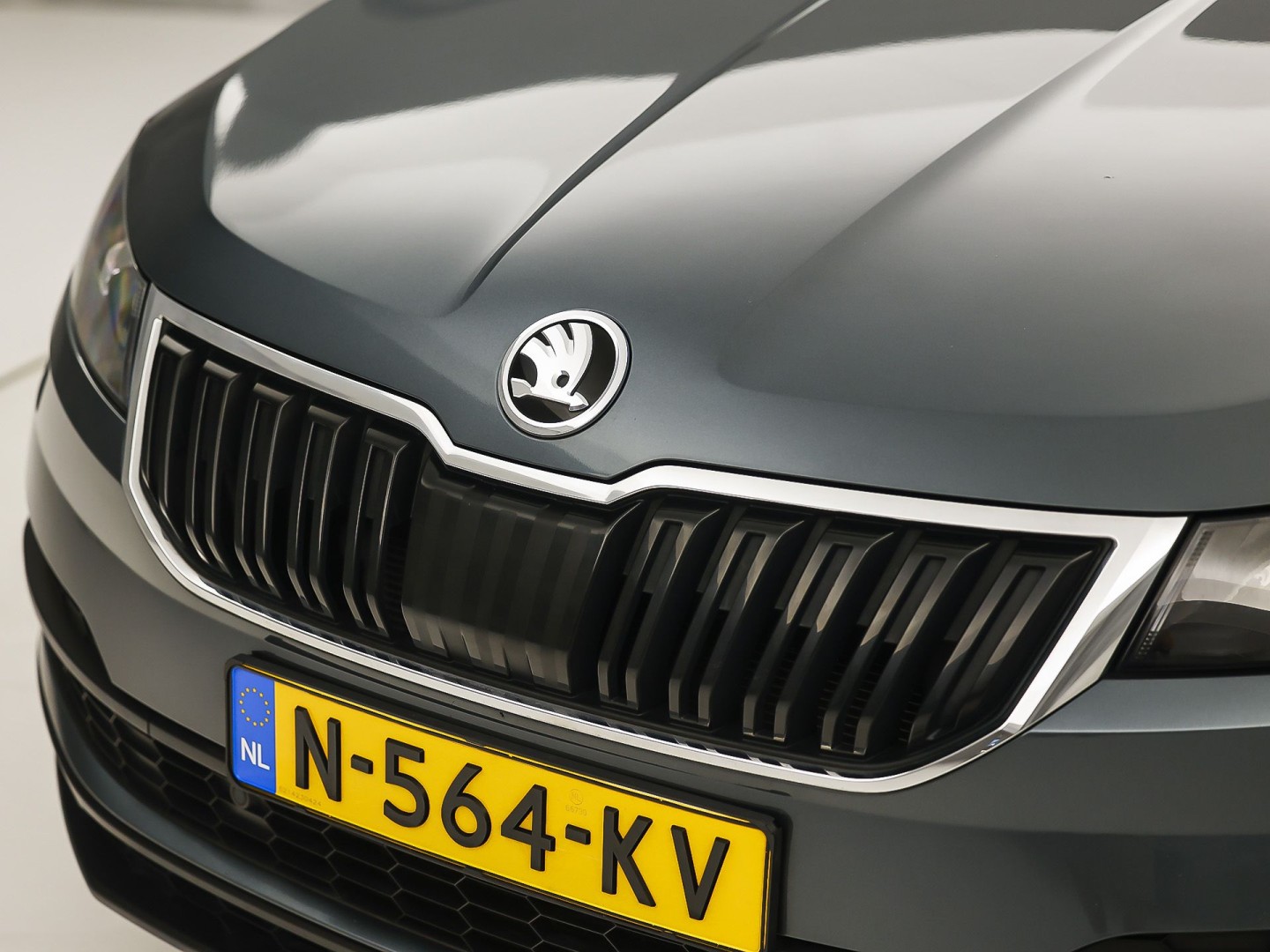 Škoda Karoq 1.5 TSI ACT Sport 150Pk (APPLE CARPLAY, CLIMATE, STOELVERWARMING, GETINT GLAS, SPORTSTOELEN, PARKEERSENSOREN, CRUISE, NIEUWSTAAT)