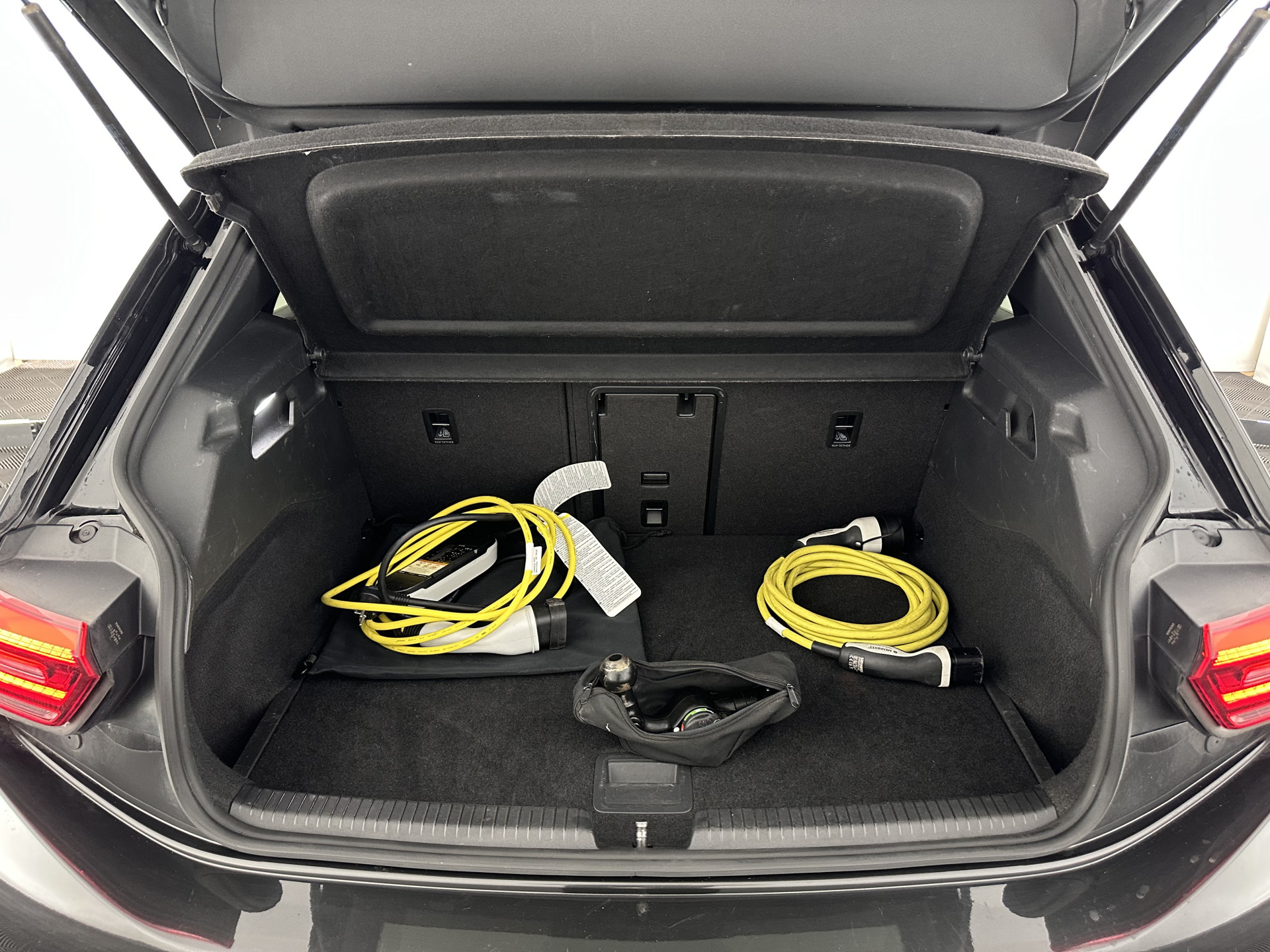 Volkswagen ID.3 First Max 58 kWh [ 3-Fase-11kW ] {SOH-87%} (INCL-BTW) *HEATPUMP | PANO | HEAD-UP | ADAPTIVE-CRUISE | IQ-LIGHTS | BLINDSPOT | CAMERA | KEYLESS | MICROFIBRE | AMBIENTLIGHT | NAVI-FULLMAP | DAB+ | ECC | HEATED-SPORTSEATS | DIGI-COCKPIT |