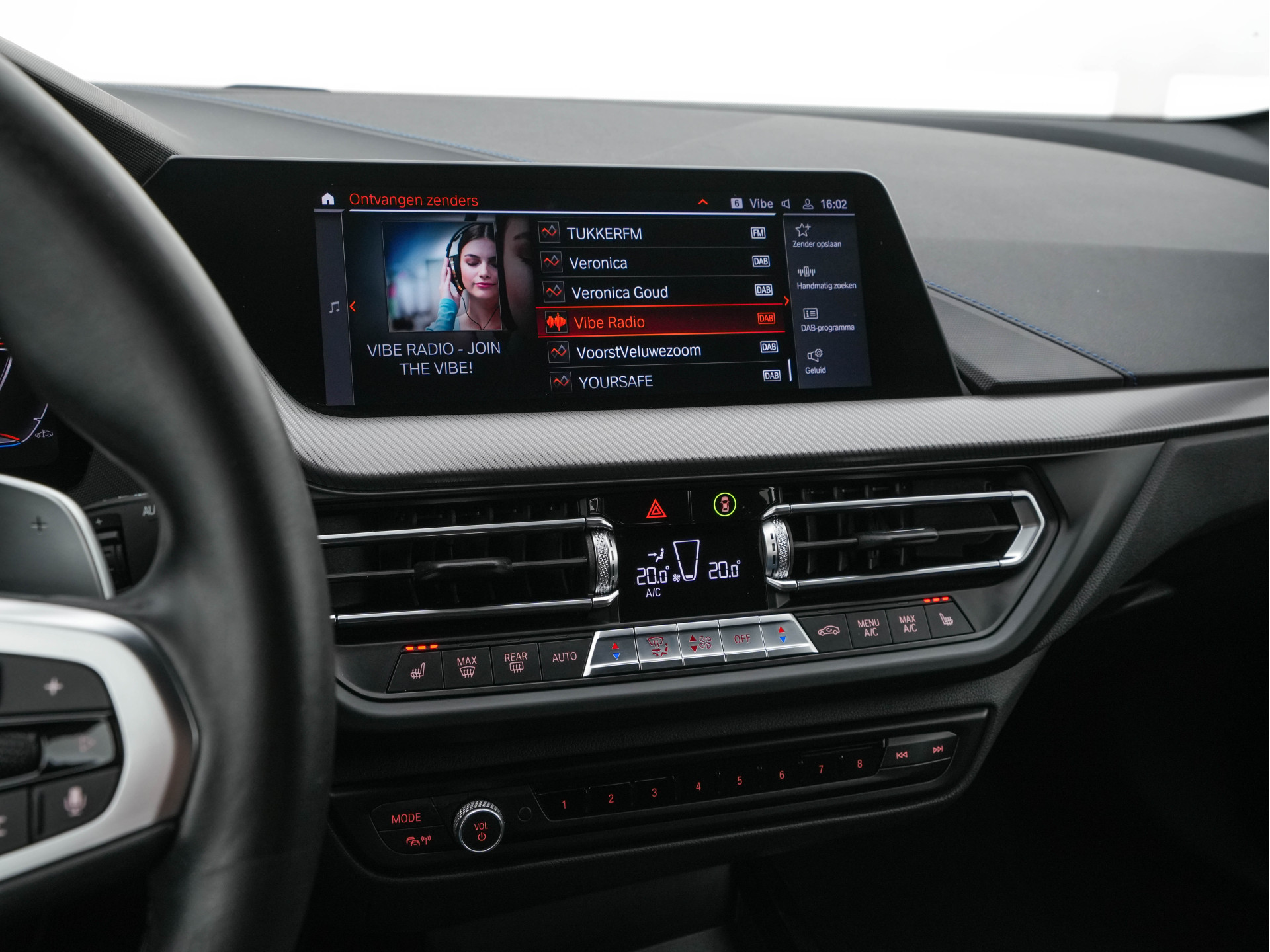 BMW 1-serie M135i xDrive M-Sportpack High Executive Aut. *ALCANTARA-MICROFIBRE | FULL-LED | HEATED-SPORTSEATS | SHIFT-PADDLES | DIGI-COCKPIT | HEAD-UP | NAVI-FULLMAP | DAB+ | PRIVACY-GLASS | AMBIENT-LIGHT | CARBON-INLAY | CARPLAY | 19''ALU*