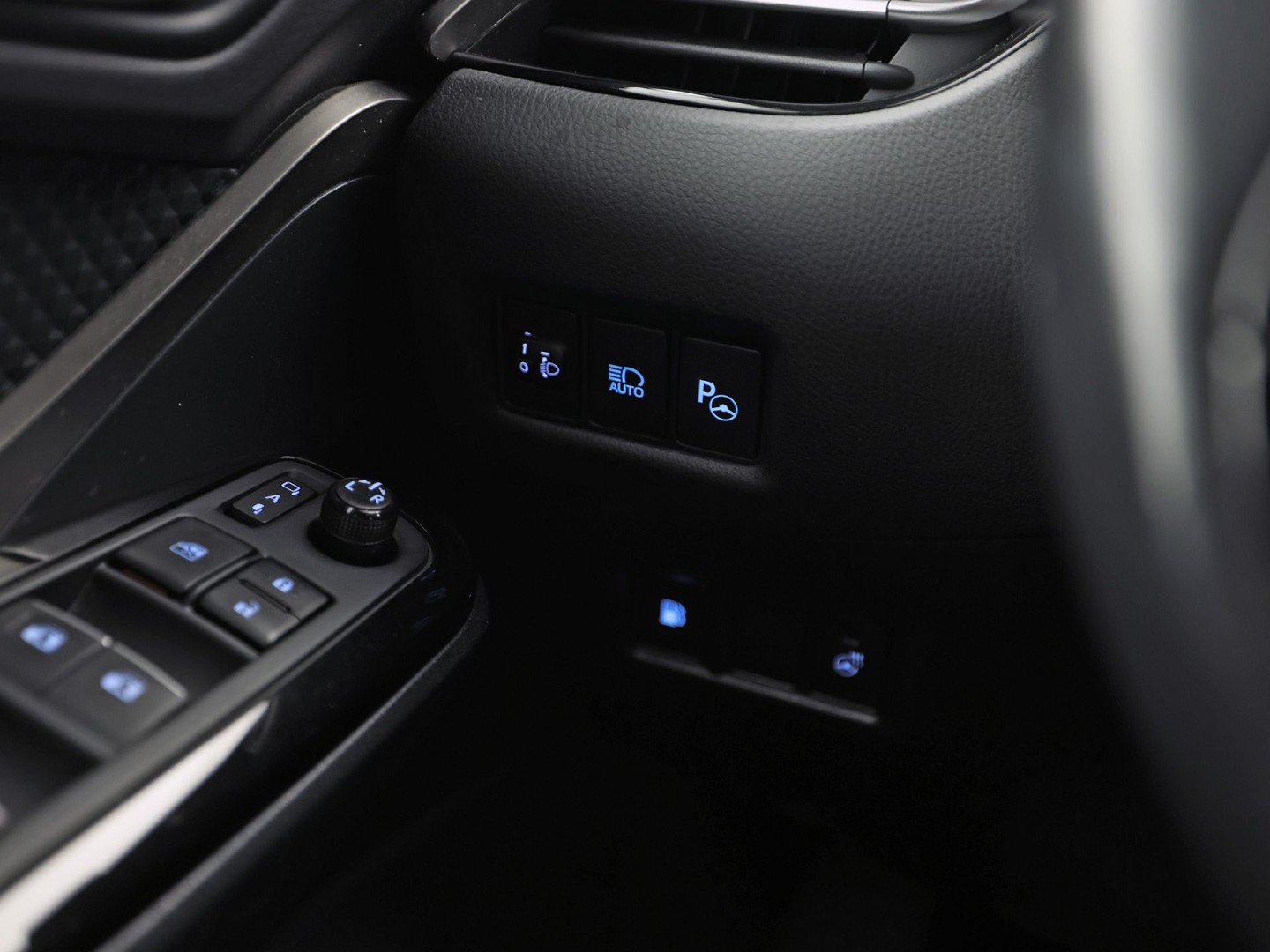 Toyota C-HR 1.8 Hybrid Sport Automaat (NAVIGATIE, CAMERA, STUUR/STOELVERWARMING, GETINT GLAS, SPORTSTOELEN, ADAPTIVE CRUISE, KEYLESS, NIEUWSTAAT)