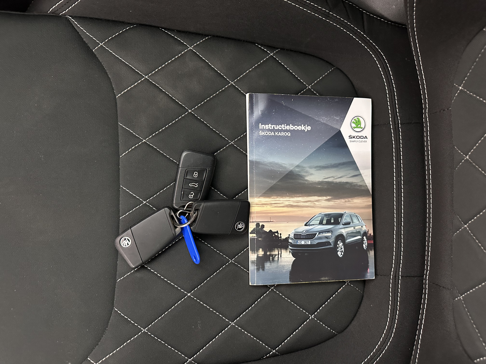 ŠKODA Karoq 1.5 TSI ACT Sportline Business (INCL-BTW) Aut. *PANO | DIGI-COCKPIT | FULL-LED | ADAPTIVE-CRUISE | CANTON-AUDIO | BLINDSPOT | HEATED-SPORTSEATS | CAMERA | AMBIENTLIGHT | NAVI-FULLMAP | KEYLESS | DAB+ | TOWBAR | PRIVACYGLAS