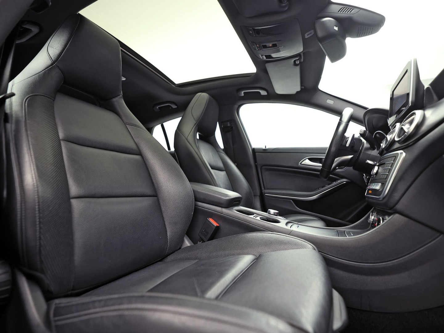 Mercedes-Benz CLA-Klasse 200 AMG Sport 156Pk Automaat (PANORAMADAK, GROOT NAVI, LEDER, STOELVERWARMING, SPORTSTOELEN, PARKEERSENSOREN, CRUISE, NIEUWSTAAT)
