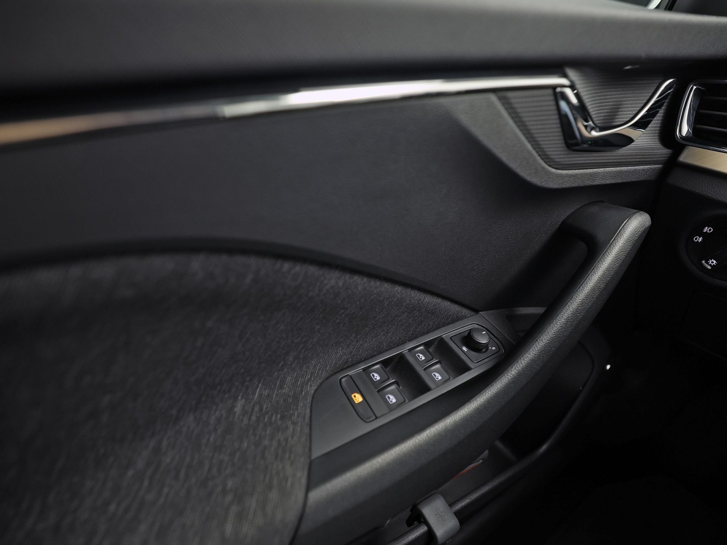 Škoda Scala 1.0 TSI Sport Automaat (VIRTUAL COCKPIT, APPLE CARPLAY, GROOT NAVI, CLIMATE, STOELVERWARMING, SPORTSTOELEN, PARKEERSENSOREN, LED KOPLAMPEN, NIEUWSTAAT)