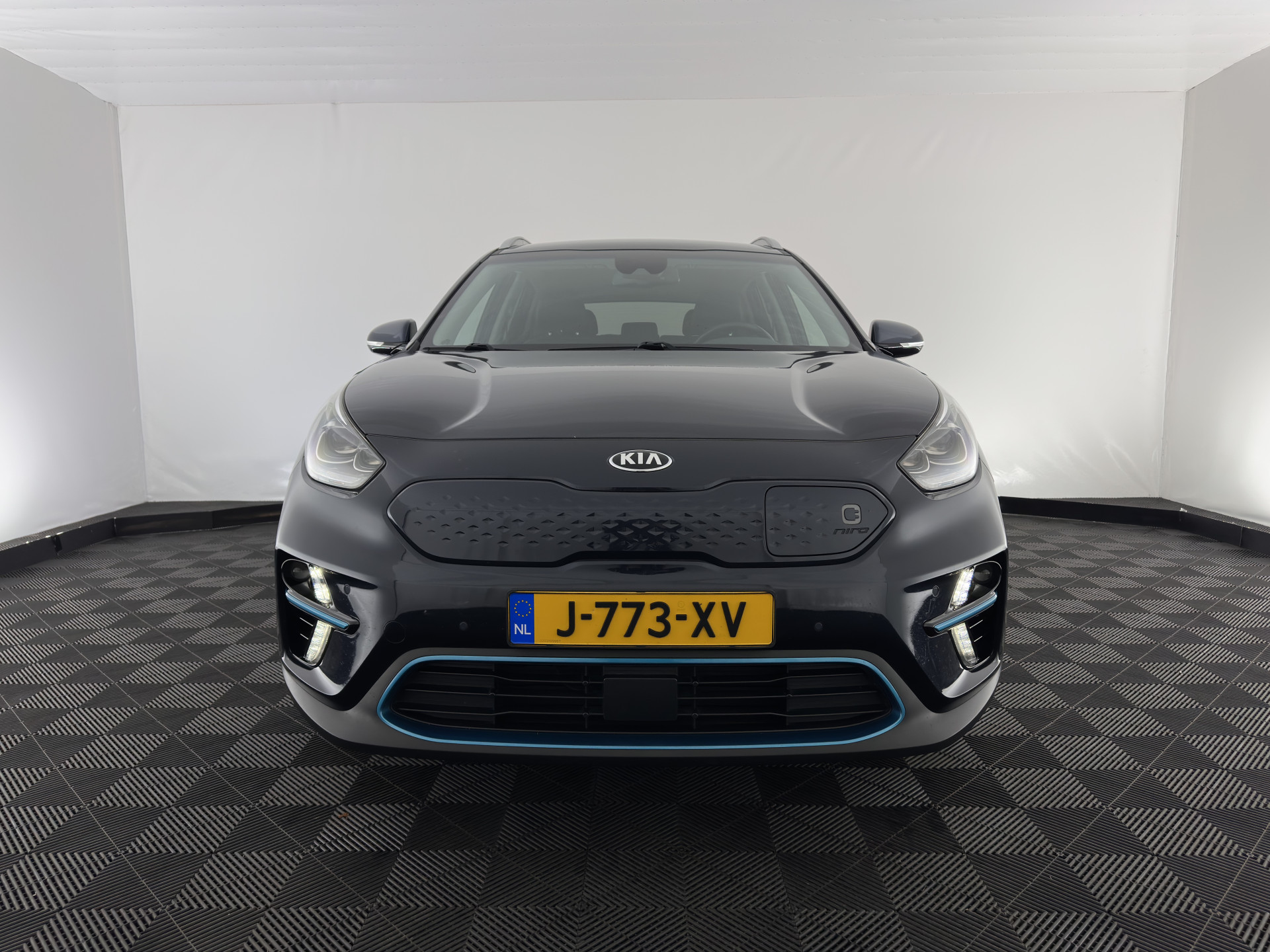 Kia e-Niro ExecutiveLine 64 kWh [ 3-Fase ] {SOH-100%} (INCL-BTW)  Aut.*HEATPUMP | LEATHER | FULL-LED | NAVI-FULLMAP | ADAPTIVE-CRUISE | CAMERA | MEMORY-PACK | LANE-ASSIST | KEYLESS | DIGI-COCKPIT | PRIVACY-GLASS | 17"ALU*