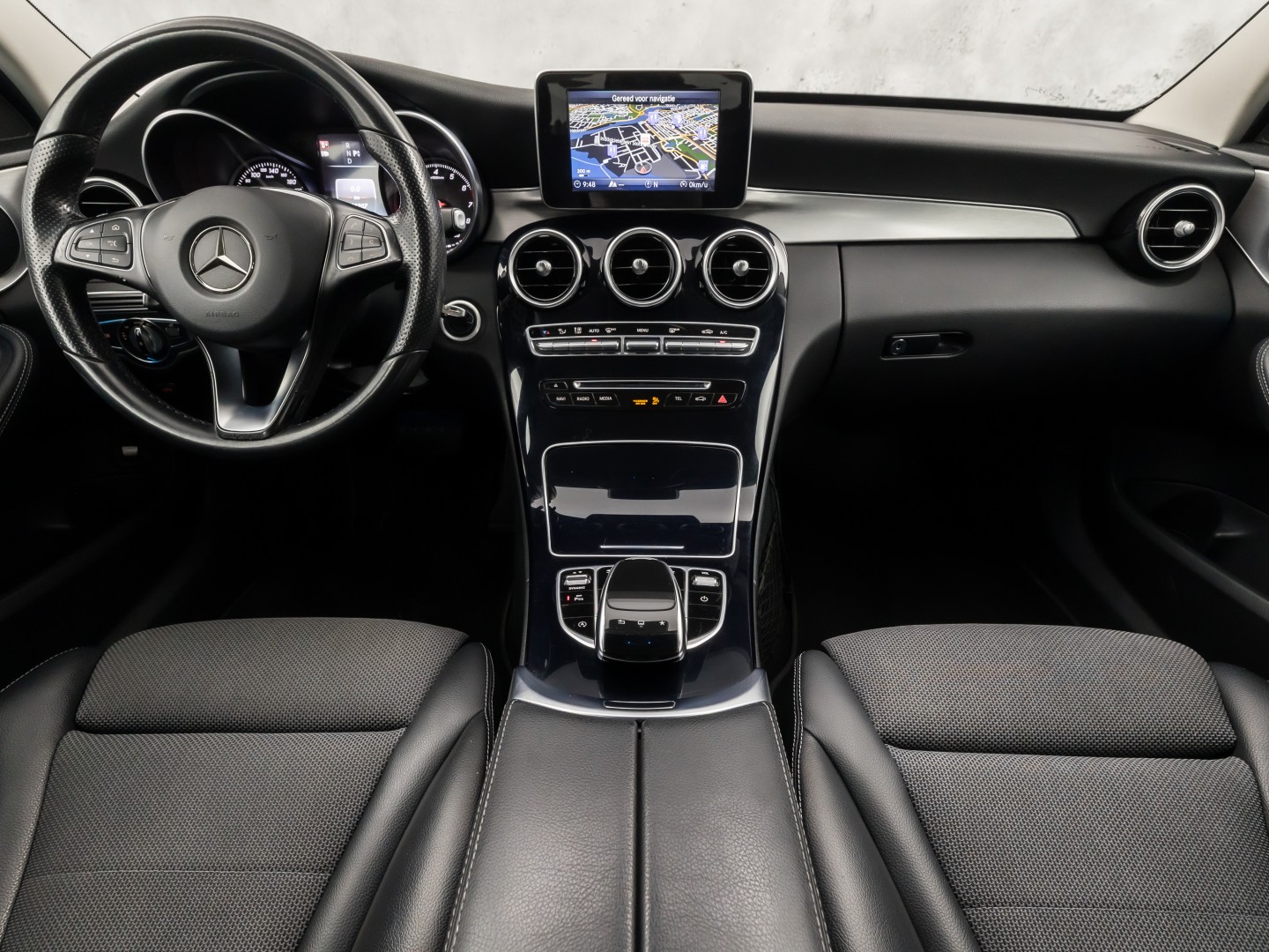 Mercedes-Benz C-Klasse 180 Sport 156Pk Automaat (NAVIGATIE, LEDER, SFEERVERLICHTING, GETINT GLAS, STOELVERWARMING, SPORTSTOELEN, CRUISE, NIEUWE APK, NIEUWSTAAT)