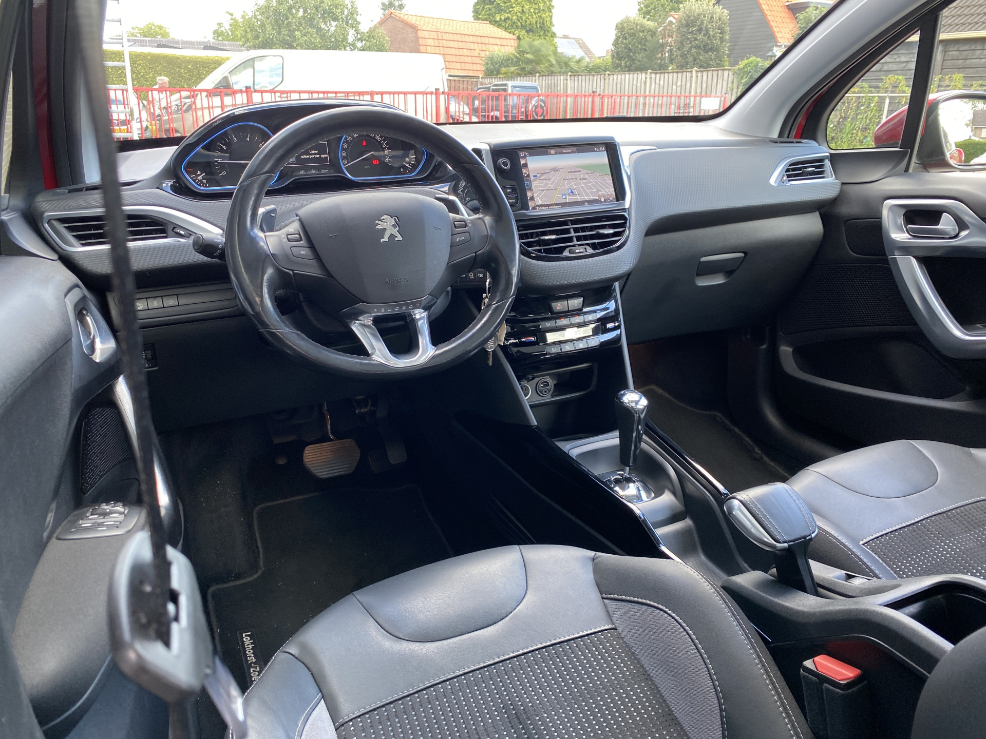 Peugeot 2008 1.2 PureTech Allure AUT. | dealer onderh. | panoramadak | trekhaak | navigatie | cruise control | all season banden
