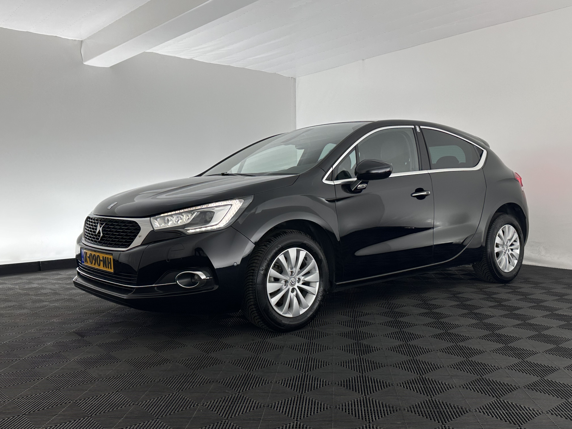 DS 4 1.6 BlueHDi Chic *PANO-WINDOW | FULL-LED | LEATHER-ALCANTARA | HEATED-COMFORTSEATS | NAVI-FULLMAP | DAB | CAMERA | PRIVACYGLASS | ECC | PDC | CRUISE | KEYLESS | TOWBAR | 16''ALU*