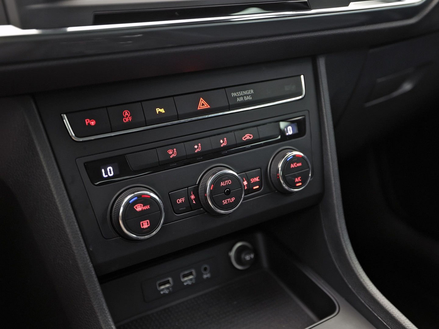 SEAT Ateca 1.0 TSI Sport (GROOT NAVI, APPLE CARPLAY, CAMERA, GETINT GLAS, LM VELGEN, CLIMATE, AUTOMATISCH INPARKEREN, NIEUWE APK)