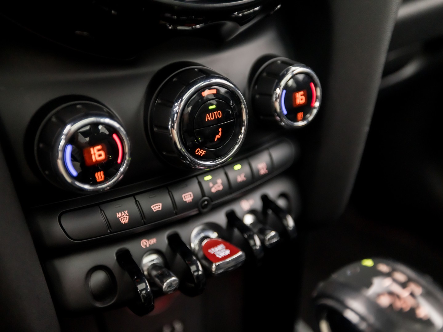 MINI 5-deurs 1.5 Cooper Chili Sport Automaat 136Pk (PANORAMADAK, 1e EIGENAAR, DEALER ONDERHOUDEN, 5 DEURS, NAVIGATIE, LEDER, SPORTSTOELEN, GETINT GLAS, PARKEERSENSOREN, NIEUWSTAAT)