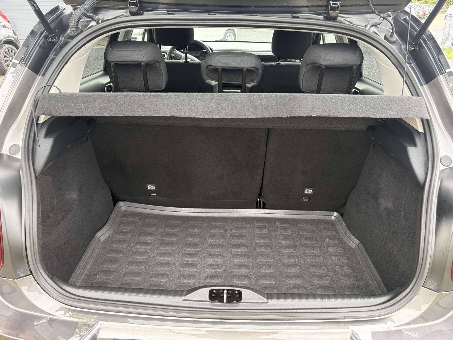 Citroen C3 1.2 PureTech S&S Shine D-riem vv in 02-2025 l 1e Eigenaar l Dealer Onderhouden l 110pk l Navi l Camera l Carplay l Clima l Cruise l Lm velgen l 6 Bak l Rijstrooksensor l Pdc l N.A.P l Apk tot 03-2027