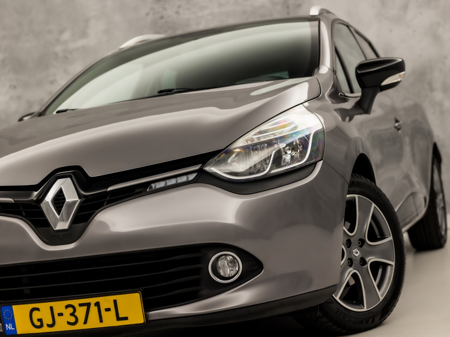 Renault Clio Estate 0.9 TCe Dynamic Sport (NAVIGATIE, LM VELGEN, GETINT GLAS, SPORTSTOELEN, CRUISE, PARKEERSENSOREN, NIEUWE APK, NIEUWSTAAT)