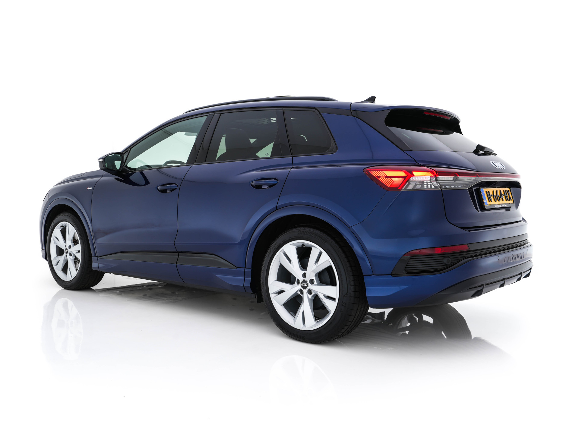 Audi Q4 e-tron 40 S-Line Competition Launch edition 77 kWh [ 3-Fase ] {SOH-87%} (INCL-BTW) *HEAT-PUMP | PANO | LEATHER-FABRIC | MATRIX-LED | ADAPTIVE-CRUISE | HEATED-SPORTSEATS | AMBIENT-LIGHT | DIGI-COCKPIT | CAMERA | KEYLESS | NAVI-FULLMAP | ...