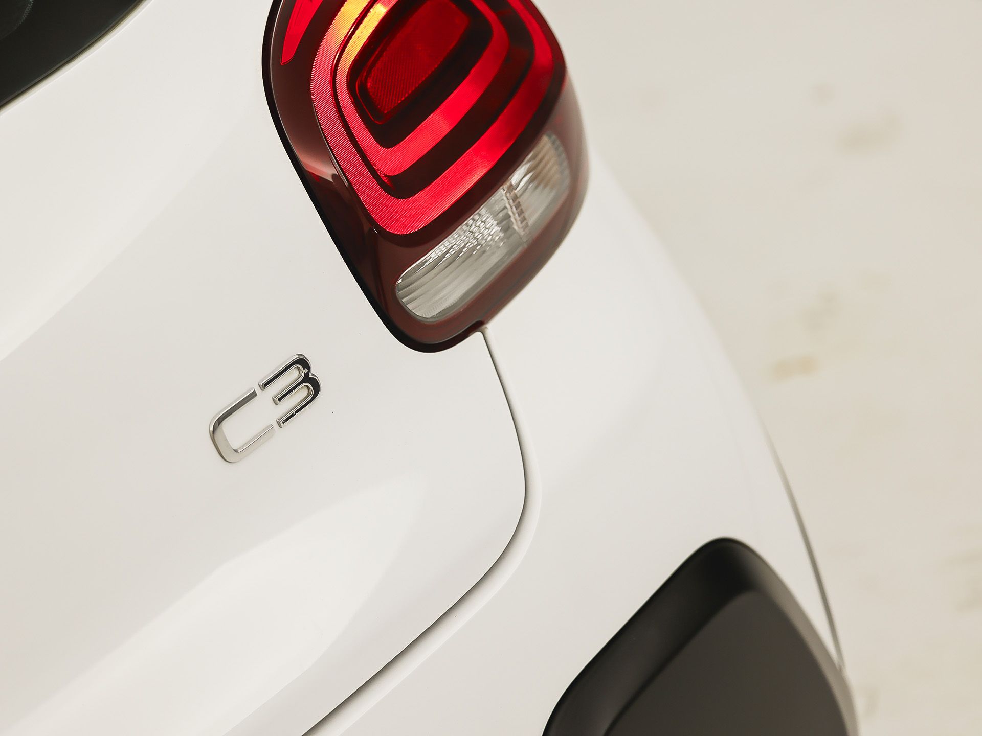 Citroën C3 1.2 PureTech S&S Shine Sport 110Pk (APPLE CARPLAY, GROOT NAVI, STOELVERWARMING, SPORTSTOELEN, CRUISE, LANE ASSIST, NIEUWSTAAT)