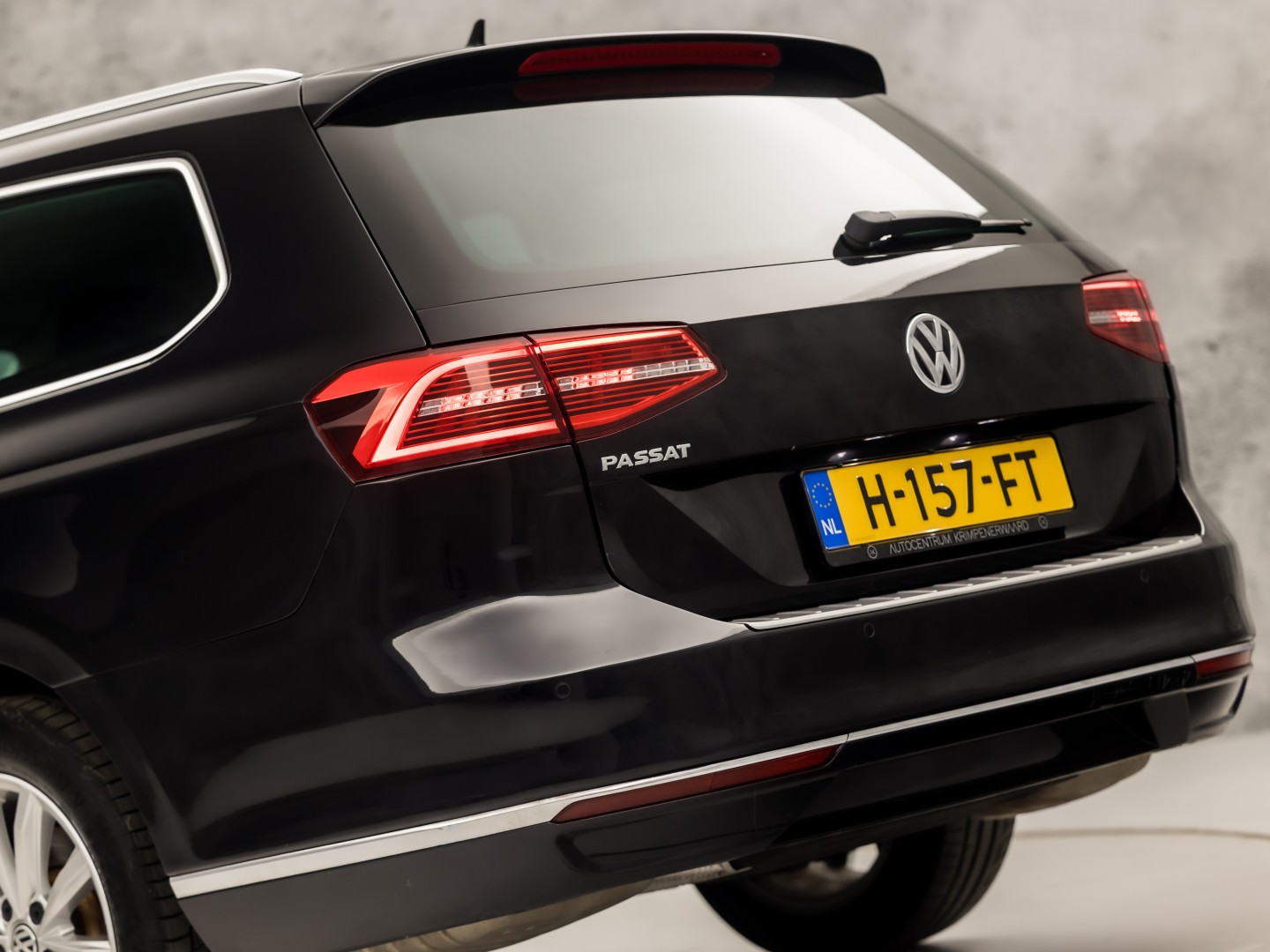 Volkswagen Passat Variant 1.5 TSI Highline Sportline 150Pk Automaat (VIRTUAL COCKPIT, APPLE CARPLAY, GROOT NAVI, CAMERA, LEDER/ALCANTARA, GETINT GLAS, KEYLESS, NIEUWSTAAT)