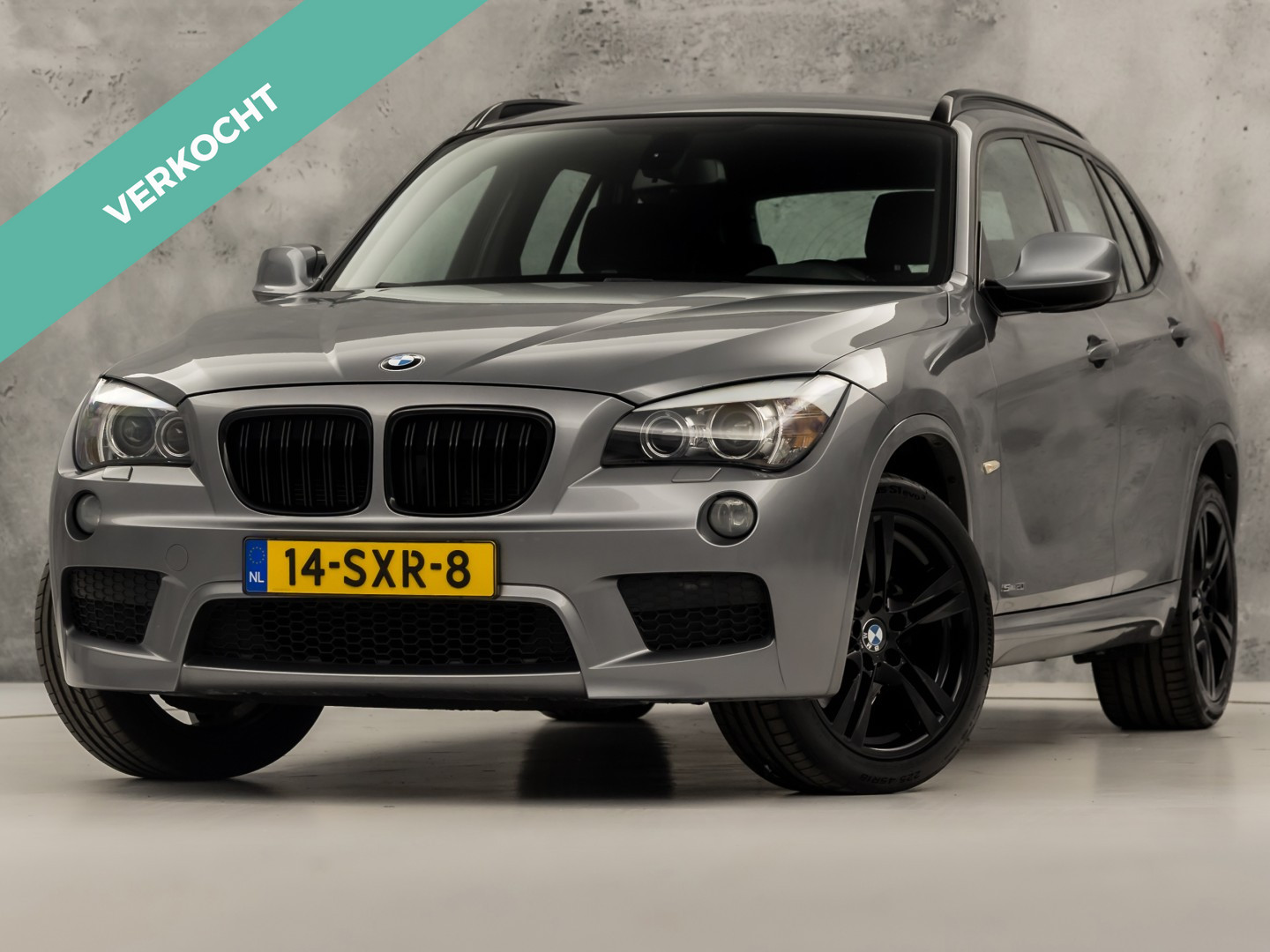 BMW X1 sDrive20i M Sport 184Pk Automaat (GROOT NAVI, CLIMATE, ALCANTARA, TREKHAAK, SPORTSTOELEN, XENON, ZWART HEMEL, PARKEERSENSOREN, NIEUWSTAAT)