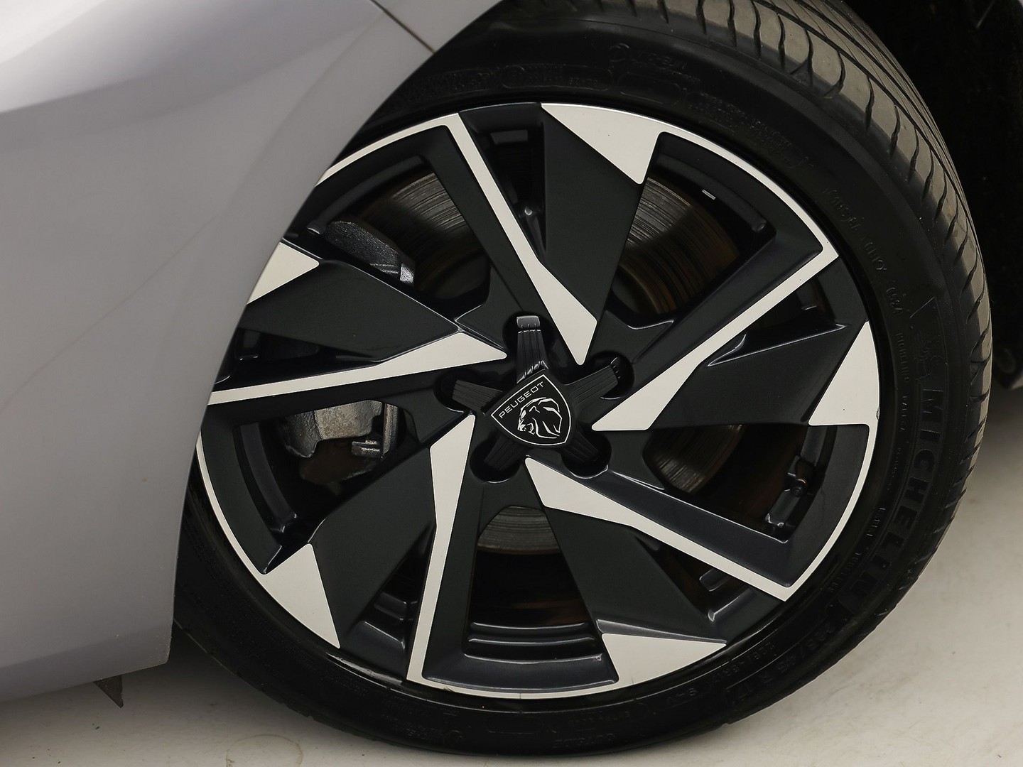 Peugeot 308 SW 1.6 Plug-in Hybrid 180 Allure 180Pk Automaat (APPLE CARPLAY, GROOT NAVI, 360 CAMERA, LEDER, SPORTSTOELEN, GETINT GLAS, ADAPTIVE CRUISE, KEYLESS, NIEUWSTAAT)