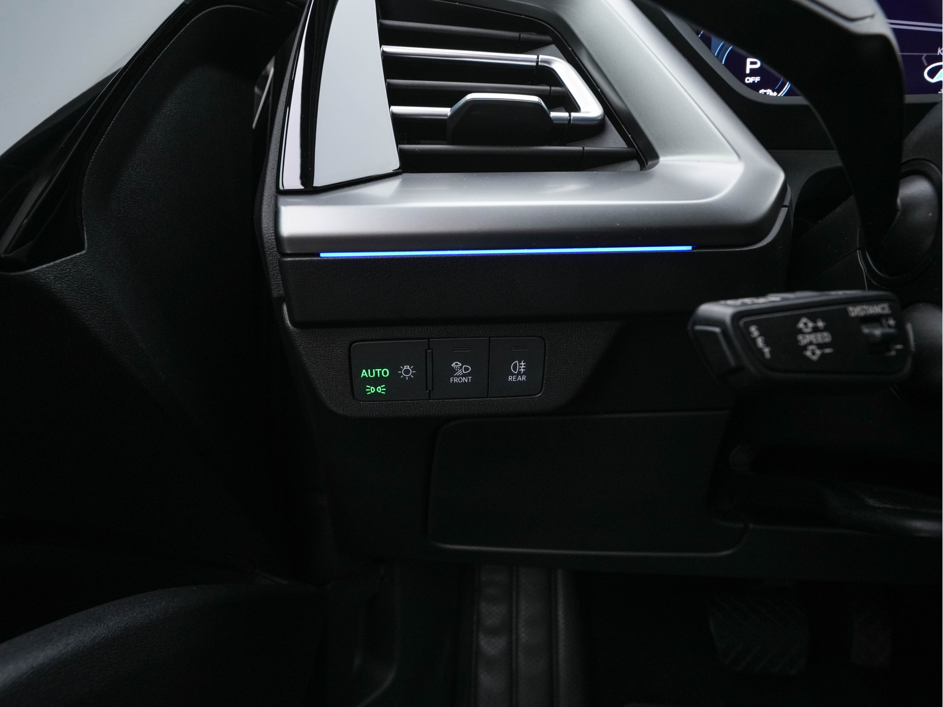 Audi Q4 e-tron 40 Launch edition Advanced Plus 77 kWh (3-Fase-11 kW) {SOH-93%} (INCL-BTW) *HEATPUMP | ADAPT-CRUISE | MATRIX-LED | NAVI-FULLMAP | KEYLESS | CAMERA | DIGI-COCKPIT | DAB | AMBIENT-LIGHT | HEATED-SPORTSEATS | SHIFT-PADDLES | PRIVACY-GLASS | 19