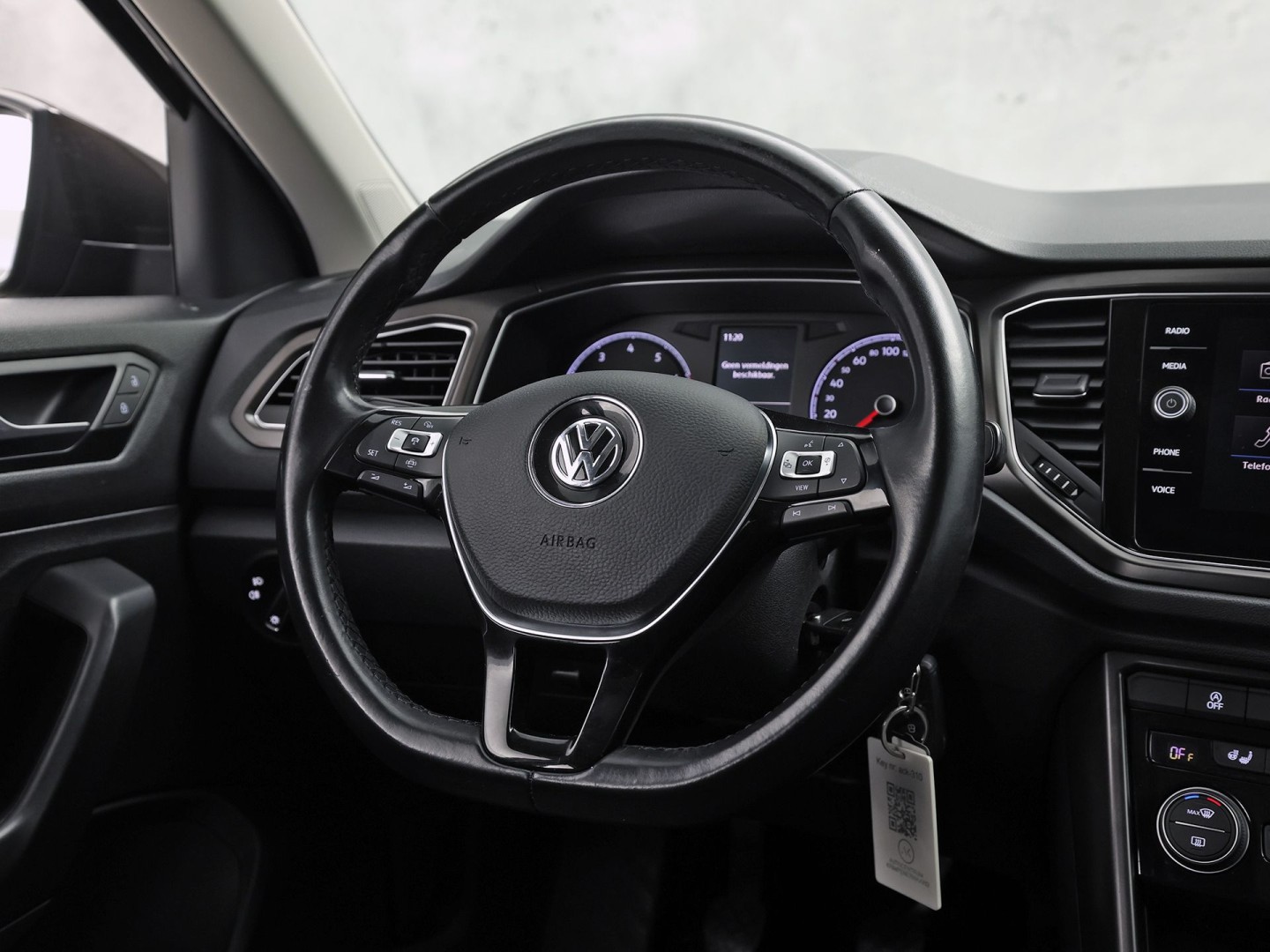 Volkswagen T-Roc 1.5 TSI Sport 150Pk (APPLE CARPLAY, GROOT NAVI, STUUR/STOELVERWARMING, CAMERA, SPORTSTOELEN, ADAPTIVE CRUISE, CLIMATE, NIEUWE APK, NIEUWSTAAT)