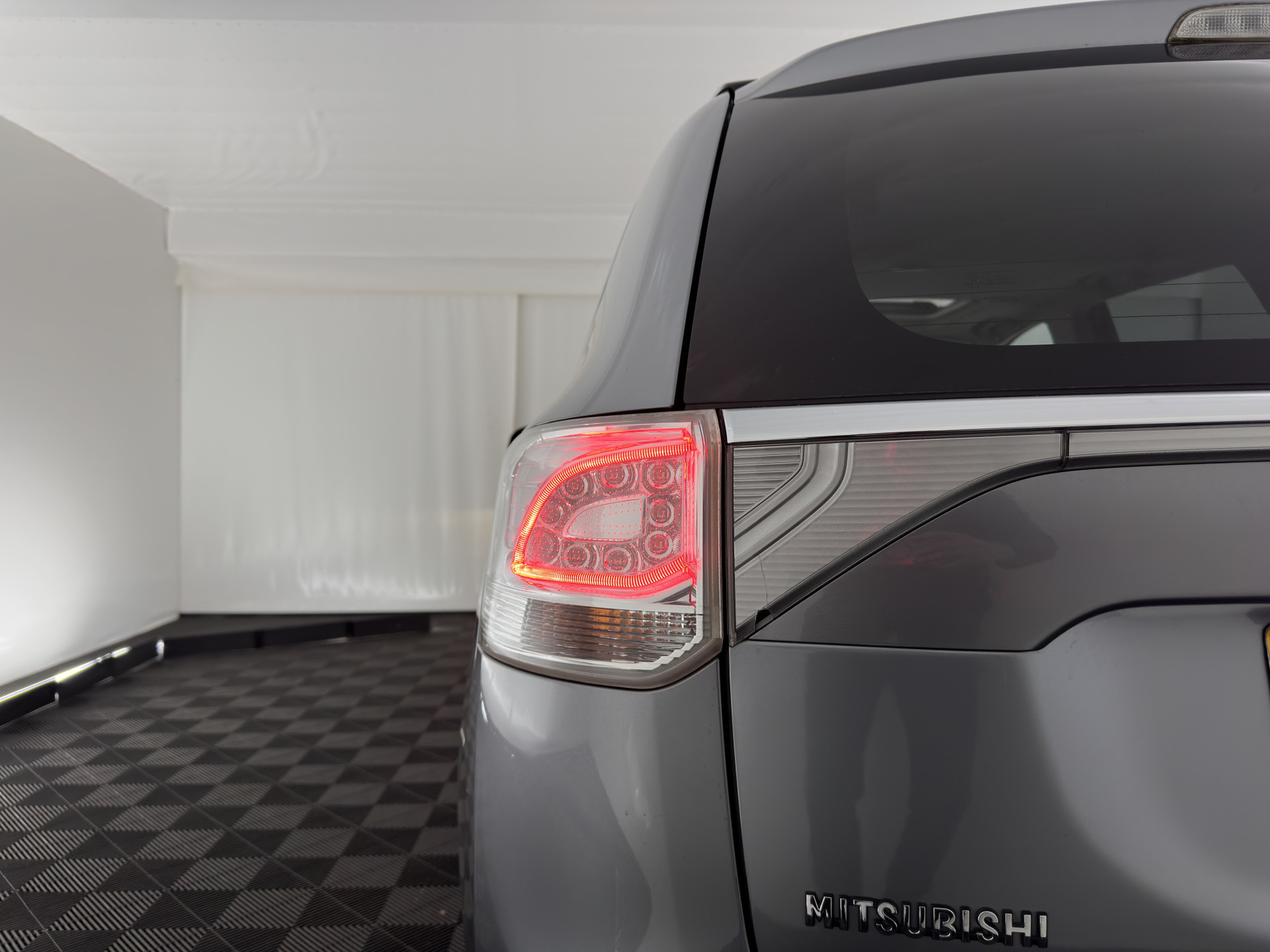 Mitsubishi Outlander 2.0 PHEV Instyle AWD  (Plug-In) (INCL-BTW) Aut *PANO | LEATHER | XENON | NAVI-FULLMAP | KEYLESS | CAMERA | HEATED-COMFORTSEATS | ECC | SHIFT-PADDLES | PDC | CRUISE | PRIVACY-GLASS | DAB | TOWBAR | ROCKFORD-AUDIO |  18"ALU*