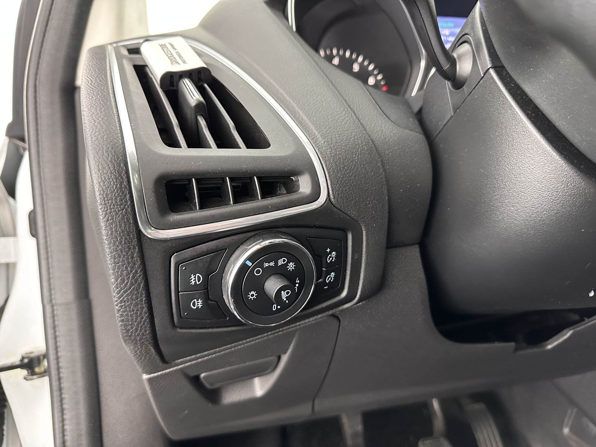 Ford Focus Wagon 1.0 EcoBoost Titanium MOTOR DEFECT !!!*NAVI-FULLMAP | COMFORT-SEATS | ECC | PDC | CRUISE | PARKPILOT | HEATED-SEATS | 16''ALU*