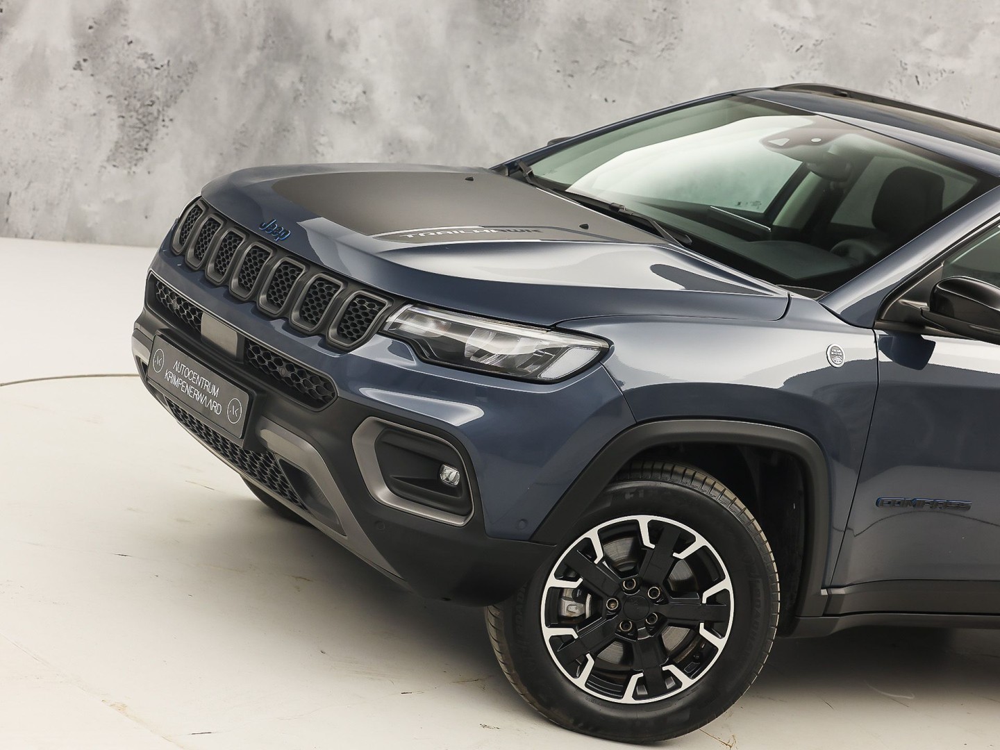 Jeep Compass 4xe 240 Plug-in Hybrid Electric Trailhawk 240Pk Automaat (PANORAMADAK, VIRTUAL COCKPIT, APPLE CARPLAY, GROOT NAVI, CAMERA, SPORTSTOELEN, GETINT GLAS, ADAPTIVE CRUISE, NIEUWSTAAT)