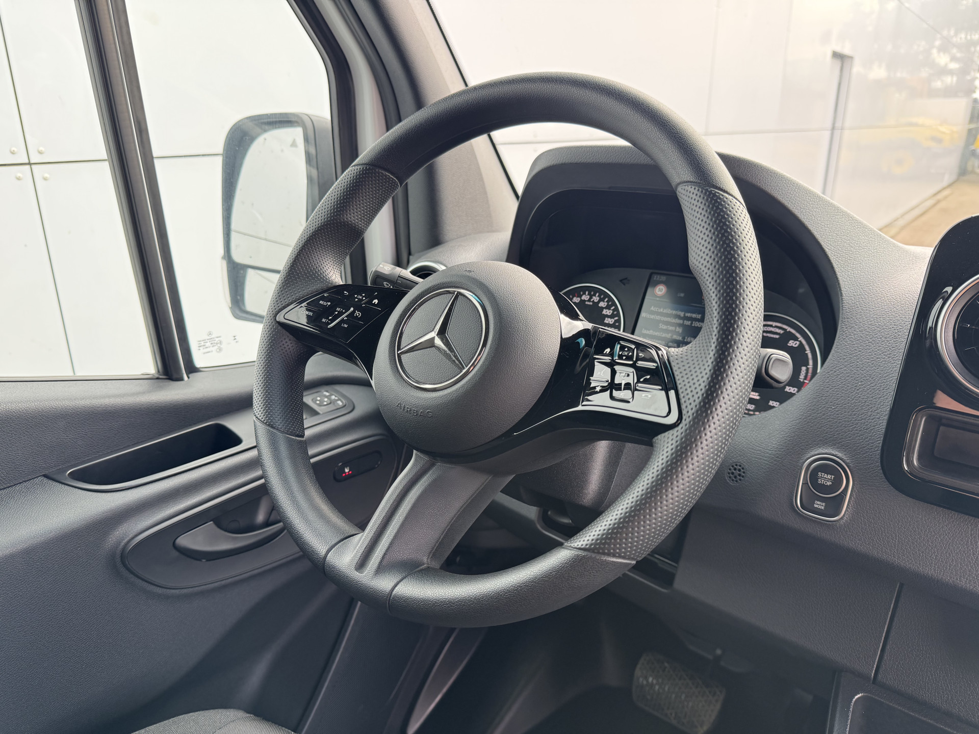 Mercedes-Benz eSprinter 314 Pro 81kWh L2H2 313km WLTP 2000kg Trekvermogen 115kw Snelladen Adaptieve Cruise Widescreen Camera