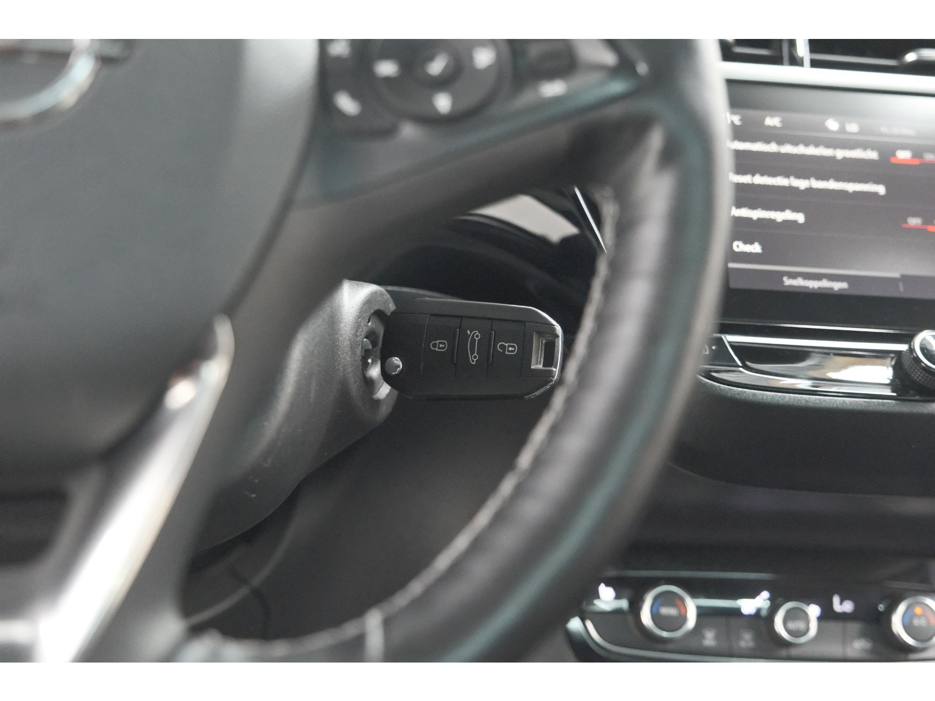 Opel Corsa 1.2 Turbo 100 Ultimate | Panoramadak | Camera | Dodehoekdetectie | Apple Carplay