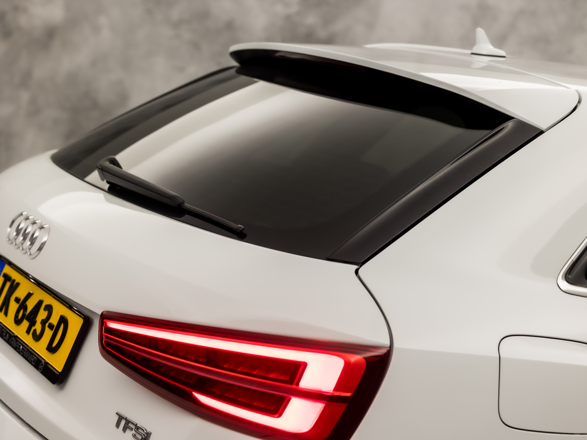 Audi Q3 1.4 TFSI S-Line Sport 150Pk Automaat (2X S-LINE, NAVIGATIE, LEDER, STOELVERWARMING, SPORTSTOELEN, GETINT GLAS, TREKHAAK, NIEUWE APK, NIEUWSTAAT)
