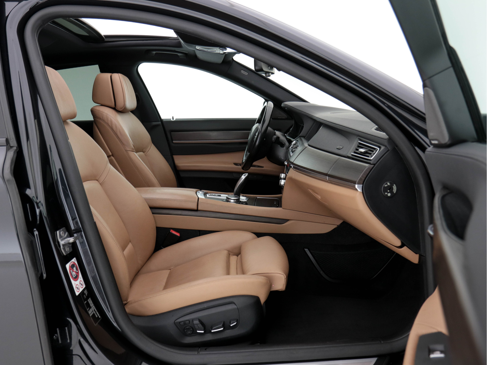 BMW 7-serie 740d xDrive M-Sport Aut. *PANO | LEATHER | FULL-LED | SURROUND-VIEW | NAVI-FULLMAP | SOFT-CLOSE | HEAD-UP | HARMAN/KARDON-AUDIO | KEYLESS | CRUISE | HEATED-SPORTSEATS | LANE-ASSIST | MEMORY-PACK | TOWBAR