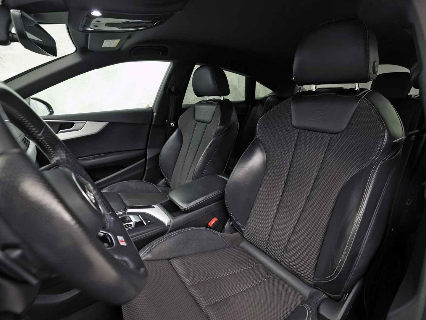 Audi A5 Sportback 2.0 TFSI S-Line Sport 190Pk Automaat (2X S-LINE, VIRTUAL COCKPIT, GROOT NAVI, PLAT SPORTSTUUR, LEDER, STOELVERWARMING, SPORTSTOELEN, GETINT GLAS, PARKEERSENSOREN, NIEUWSTAAT)