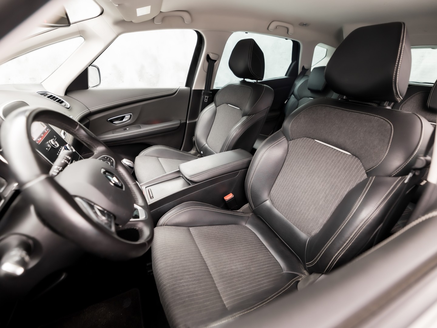 Renault Scénic 1.3 TCe Intens Sport (APPLE CARPLAY, NAVIGATIE, CAMERA, CLIMATE, LEDER, SPORTSTOELEN, GETINT GLAS, CRUISE, NIEUWSTAAT)