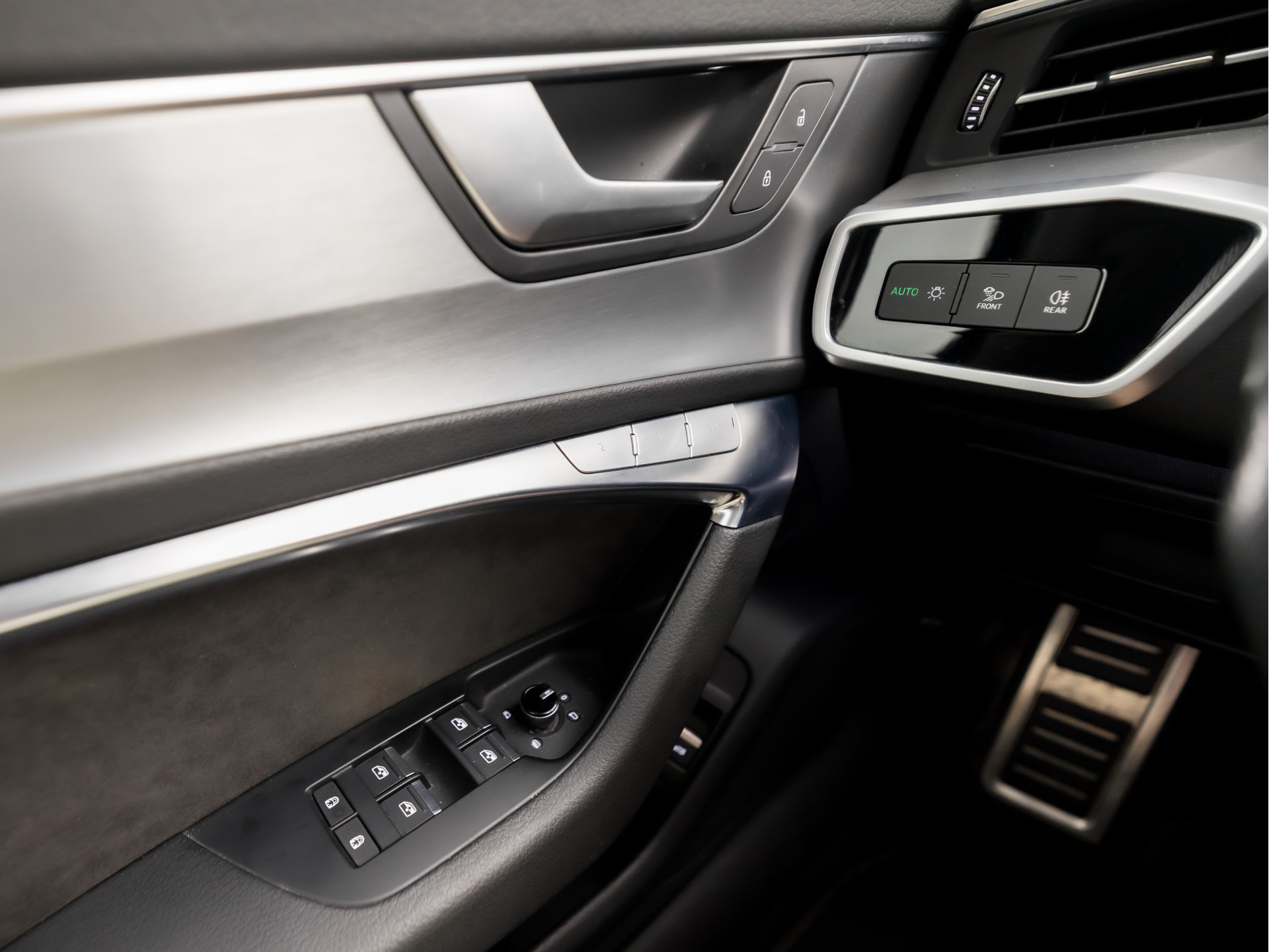 Audi A6 Avant 55 TFSI e quattro S-Line Competition 368Pk Automaat (2X S-LINE, APPLE CARPLAY, SPORTZETELS, NAPPA LEDER, MEMORY SEATS, CAMERA, ADAPTIVE CRUISE, ELEK ACHTERKLEP, STOELVERWARMING ACHTER, NIEUWSTAAT)