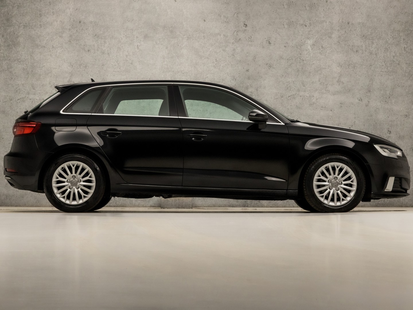 Audi A3 Sportback 1.0 TFSI Sport (APPLE CARPLAY, GROOT NAVI, CLIMATE, DYNAMISCHE KNIPPERLICHTEN, SPORTSTOELEN, CRUISE, PARKEERSENSOREN, NIEUWE APK, NIEUWSTAAT)