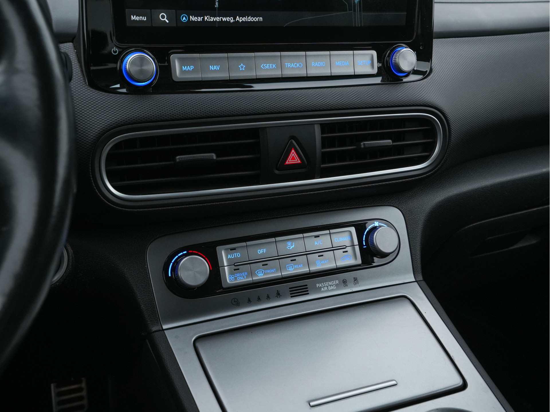 Hyundai Kona EV Premium 64 kWh ( Fase-3 ) { SOH-96%) (INCL-BTW) *AUT | HEAT-PUMP | NAVI-FULLMAP | KEYLESS | CAMERA | DAB | ECC | PDC | ADAPTIVE-CRUISE | CCS-FASTLOADER | LANE-ASSIST | HEATED-COMFORTSEATS | 17''ALU*