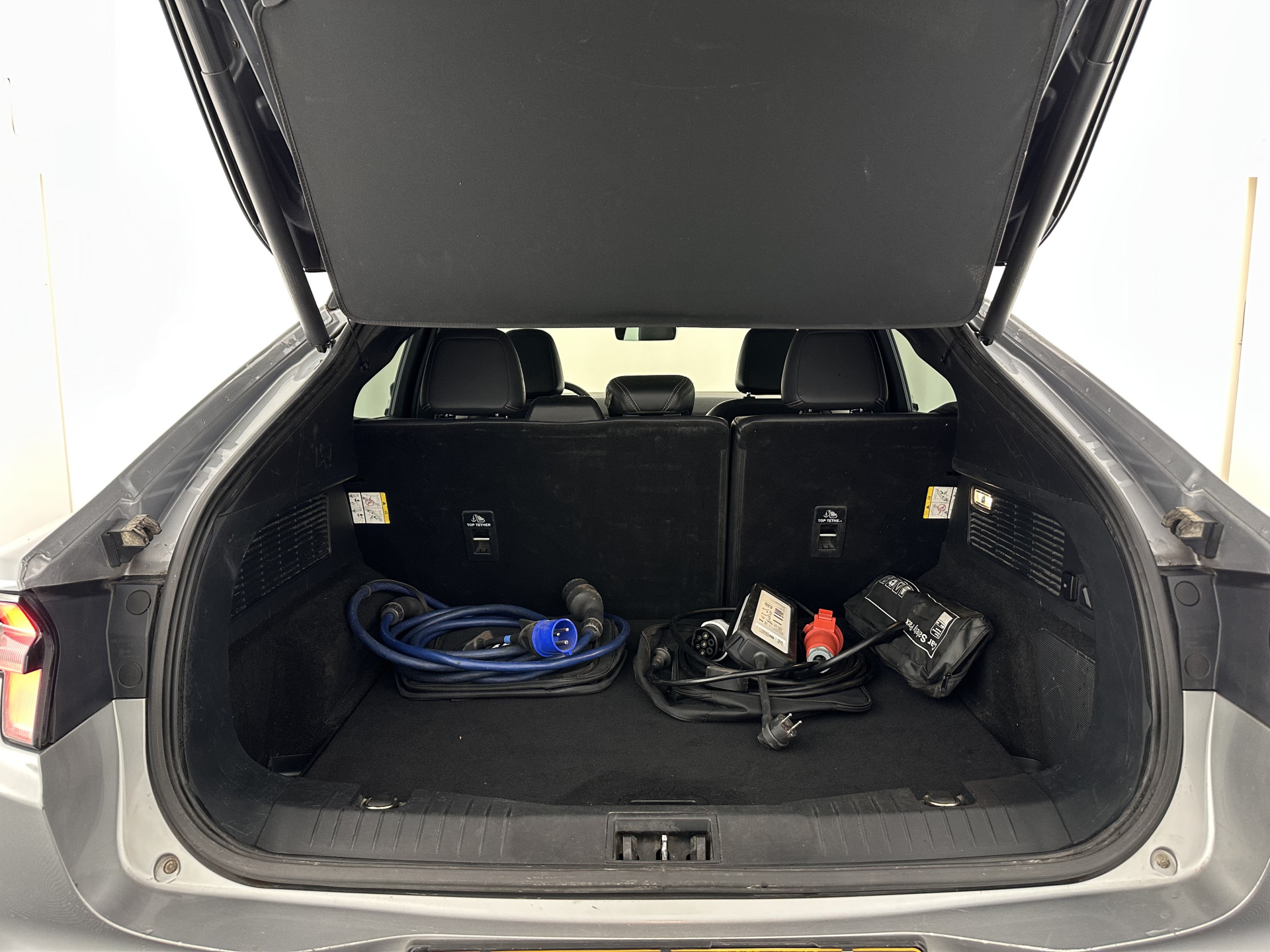 Ford Mustang Mach-E RWD 75 kWh [ 3-Fase ] (INCL.BTW) *LEATHER | FULL-LED | DAB | DIGI-COCKPIT | KEYLESS | NAVI-FULLMAP | CARPLAY | HEATED-COMFORTSEATS | TOPVIEW | ADAPTIVE-CRUISE | PRIVACY-GLASS | 18'' ALU*