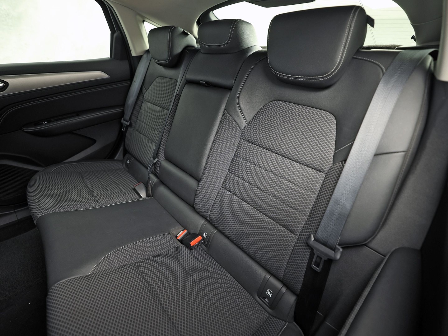 Renault Arkana 1.6 E-Tech Hybrid 145 Intens 145Pk Automaat (GROOT NAVI, CAMERA, STOELVERWARMING, SPORTSTOELEN, ADAPTIVE CRUISE, GETINT GLAS, KEYLESS, NIEUWSTAAT)