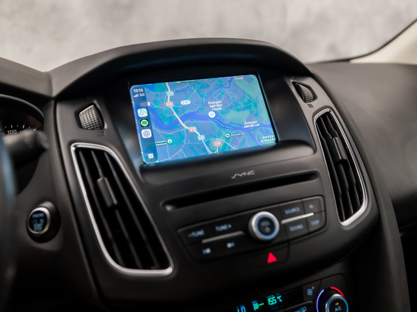 Ford Focus Wagon 1.0 Titanium Sport (APPLE CARPLAY, NAVIGATIE, CLIMATE, GETINT GLAS, SPORTSTOELEN, KEYLESS, PARKEERSENSOREN, NIEUWE APK, NIEUWSTAAT)