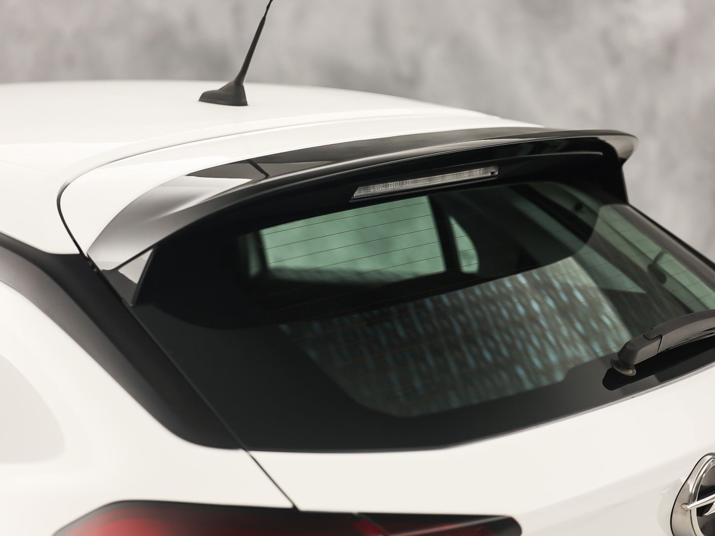Opel Corsa 1.2 Sport Automaat (APPLE CARPLAY, GROOT NAVI, PARKEERSENSOREN, LEDER STUURWIEL, SPORTSTOELEN, LED KOPLAMPEN, LM VELGEN, CRUISE, NIEUWSTAAT)
