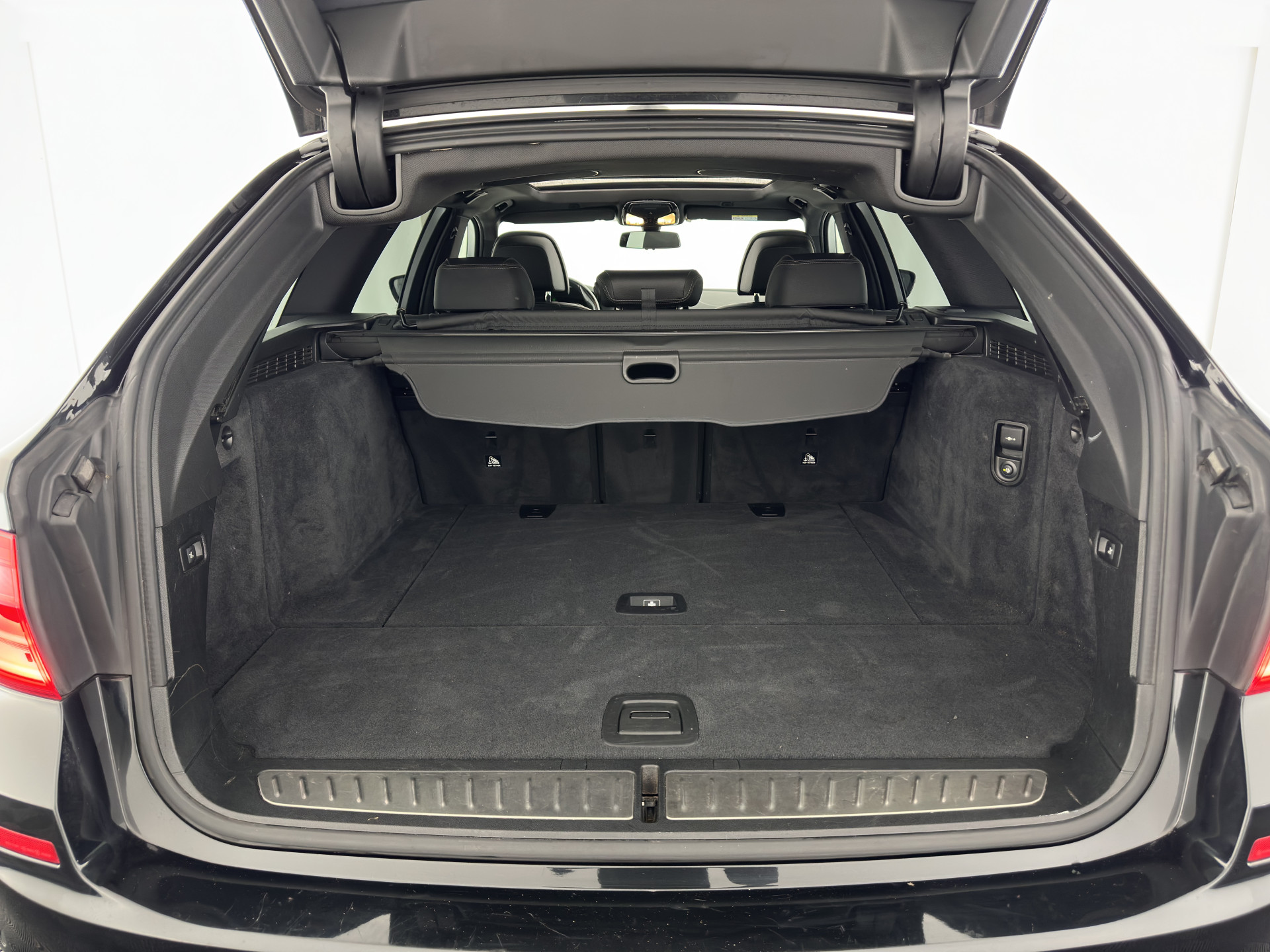 BMW 5-serie Touring 530d Sportline High Executive Aut. *PANO | LEATHER | FULL-LED | MEMORY-PACK | TOP-VIEW | HEATED-COMFORTSEATS | NAVI-FULLMAP | PRIVACY-GLASS | AMBIENT-LIGHT | ECC | CARPLAY | PDC | TOWBAR | SHIFT-PADDLES | 20"ALU*