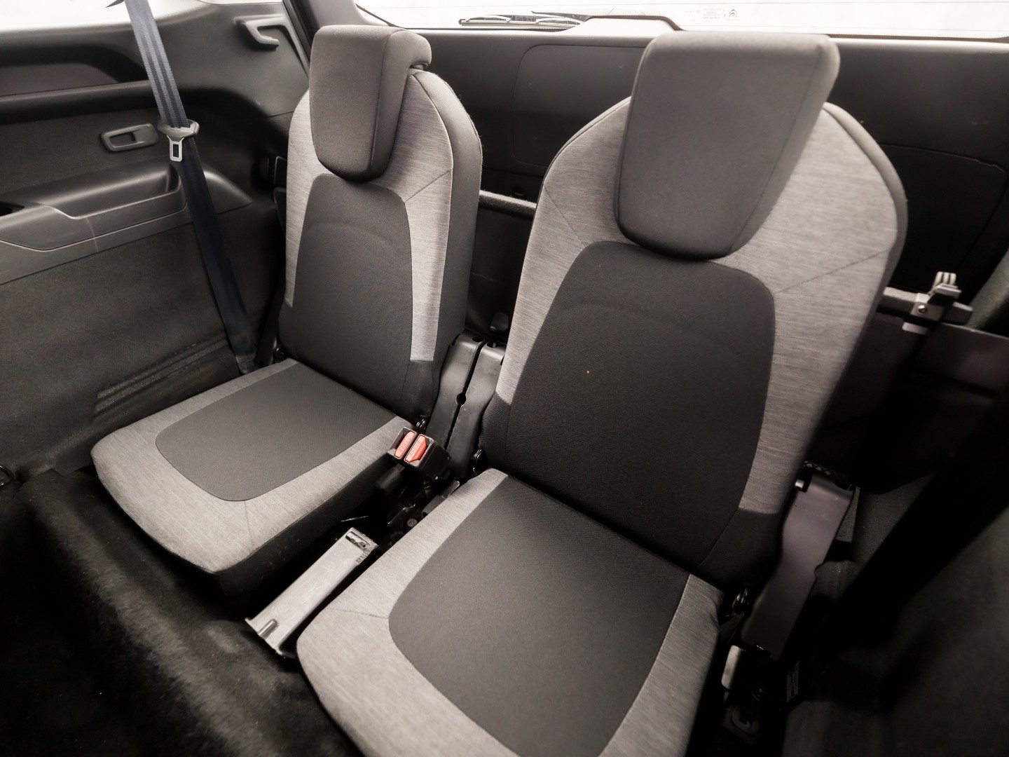 Citroën Grand C4 Picasso 1.2 PureTech Sport 7 Persoons Automaat (APPLE CARPLAY, GROOT NAVI, GETINT GLAS, TREKHAAK, SPORTSTOELEN, CAMERA, CRUISE, NIEUWE APK, NIEUWSTAAT)