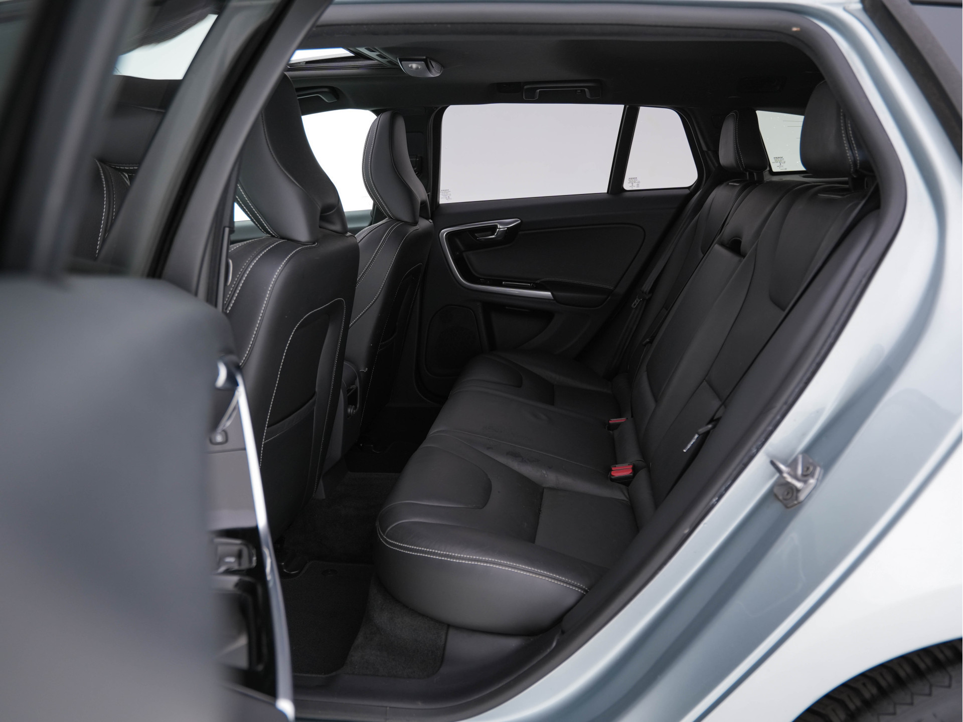 Volvo V60 2.4 D6 AWD Twin Engine Summum Aut. *PANO | NAVI-FULLMAP | LEATHER | BI-XENON | CAMERA |  ECC | PDC | CRUISE | SPORT-SEATS | PRIVACY-GLASS | TOWBAR | MEMORY-PACK | HEATED-COMFORTSEATS | 18"ALU*